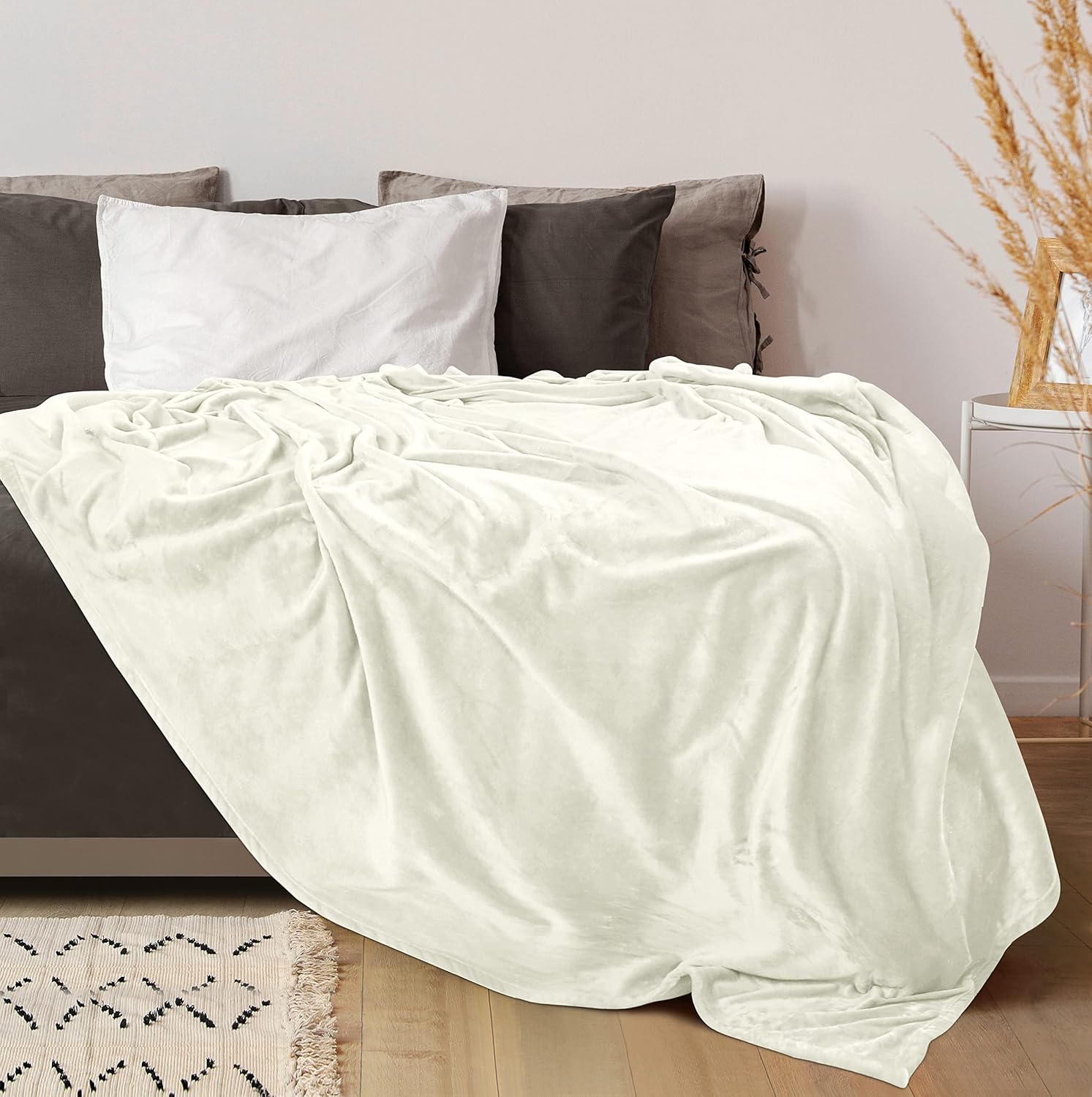 Utopia Bedding Manta de forro polar, tamaño individual, color marfil, de 10.58 ozm, de lujo, mullida, suave y antiestática de microfibra (90 x 66