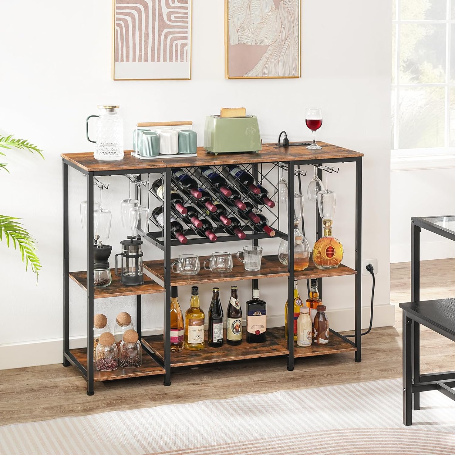 HOOBRO Gabinete de bar de vinos con luz LED y tomas de corriente, mesa de estante de vino para bebidas y vasos, gabinete de bar de café con estante
