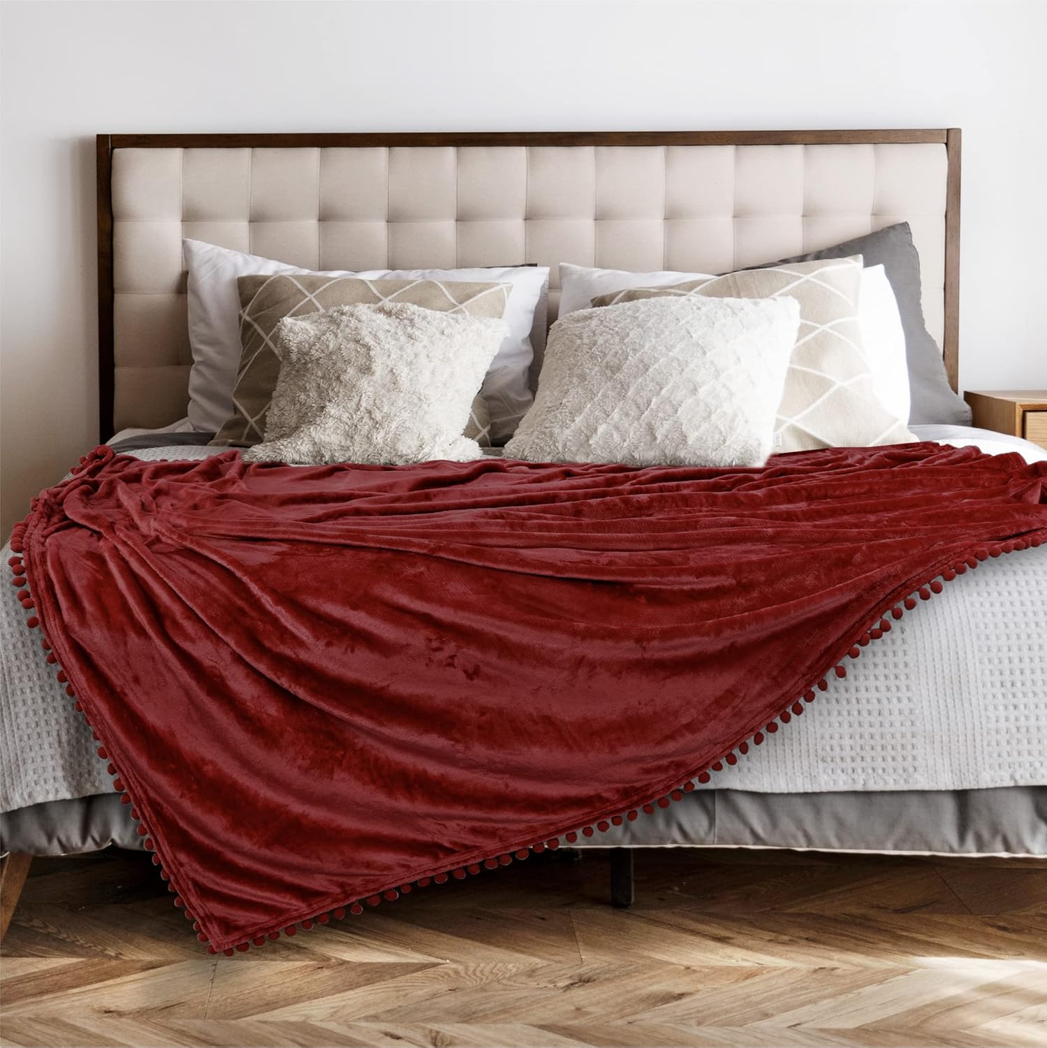 PAVILIA Manta roja granate con pompones, tamaño individual, suave forro polar acogedor con flecos y pompones, manta decorativa para el hogar, manta