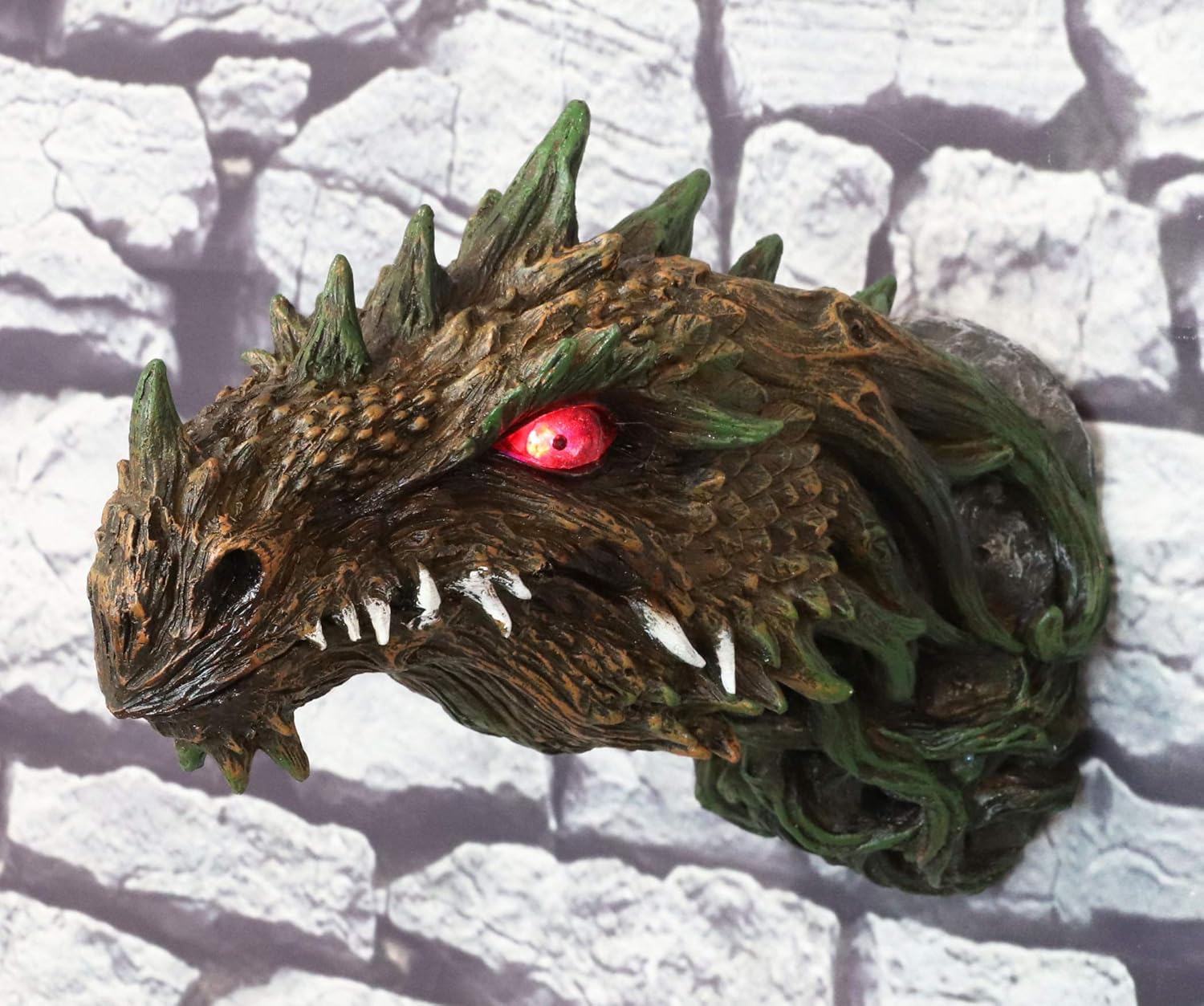 Ebros Gift Placa decorativa de pared con cabeza de dragón verde con ojos iluminados LED rojos, mazmorras y dragones, leyendas renacentistas