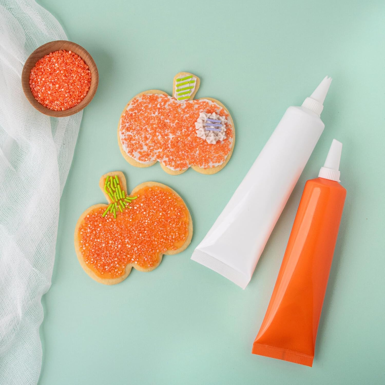 Sweets Indeed – Juego de glaseado de Halloween – Paquete de 3 – tubos de 3.5 onzas – Negro, naranja y blanco – 4 boquillas incluidas – Glaseado de