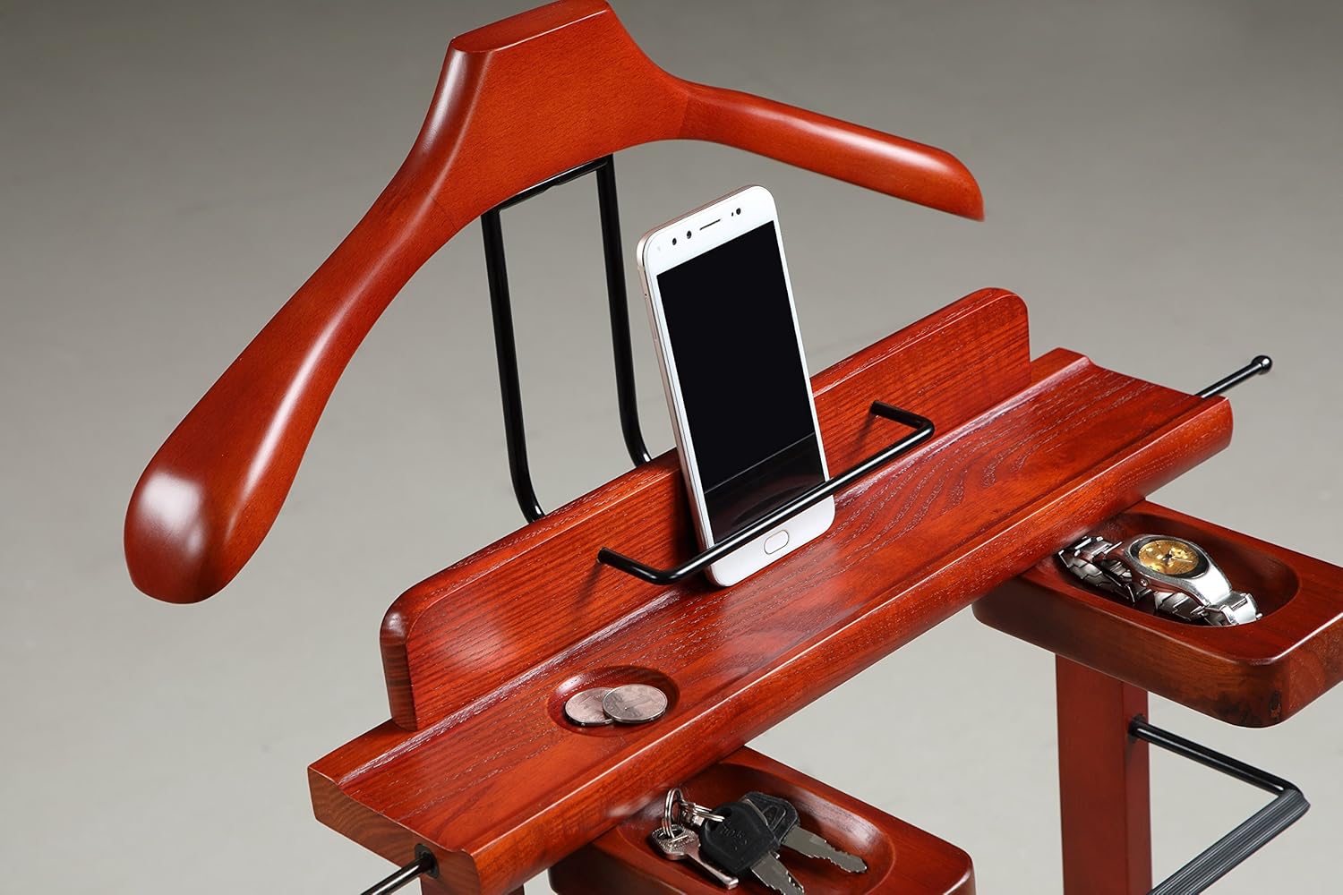 Proman Products Deluxe Suit Valet Stand VL16204 con bandeja superior, bandeja deslizante, colgador de contorno, barra de pantalones, ganchos para