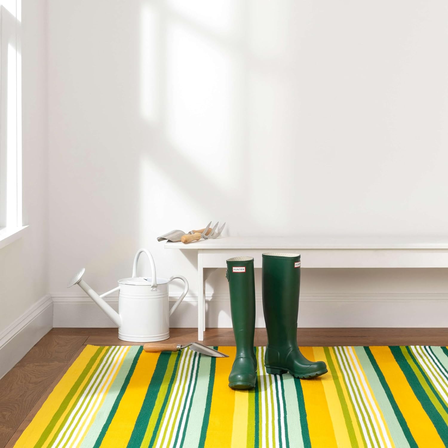 Dash and Albert Sunny Stripe Lemon – Alfombra tejida a mano para interiores y exteriores, 4 x 6 pies, patrón de rayas amarillasnaranjasverdes