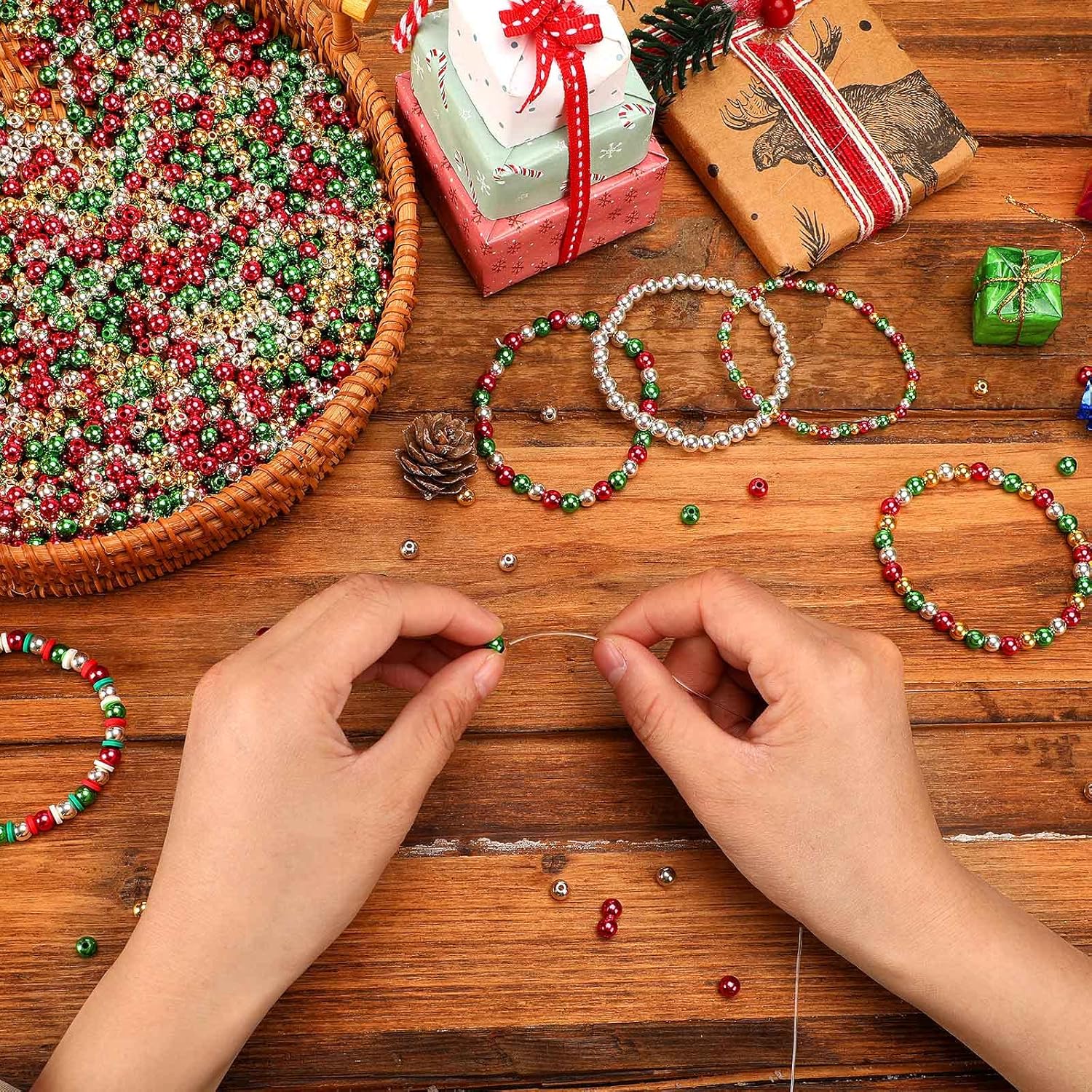 UPINS 1500 cuentas de Navidad para hacer joyas, pulseras de 0.236 pulgadas, redondas, pequeñas cuentas espaciadoras, cuentas para manualidades,