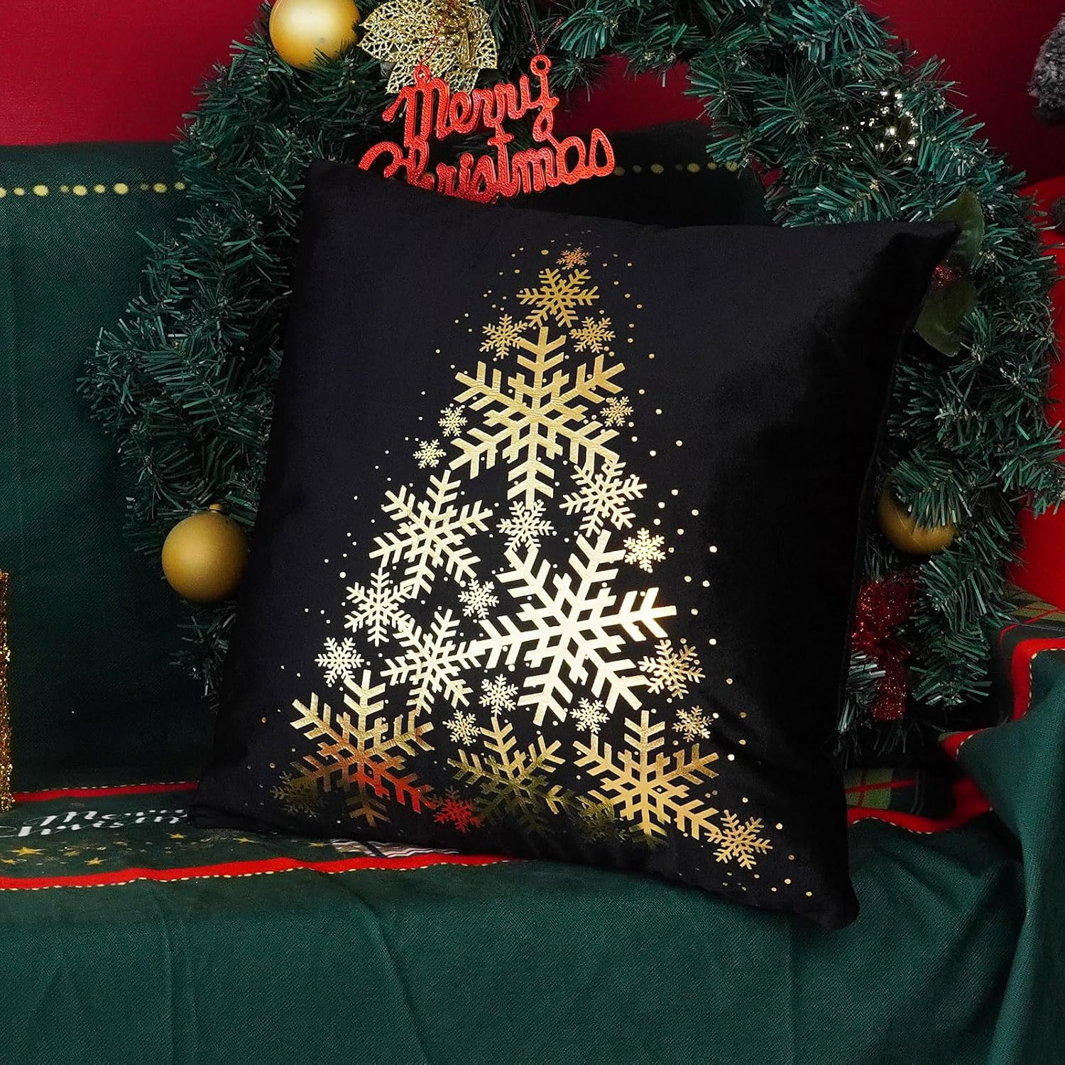 ONWAY Juego de 4 fundas de almohada decorativas de Navidad de 18 x 18 pulgadas, diseño de copos de nieve, renos, decoración dorada para sofá,