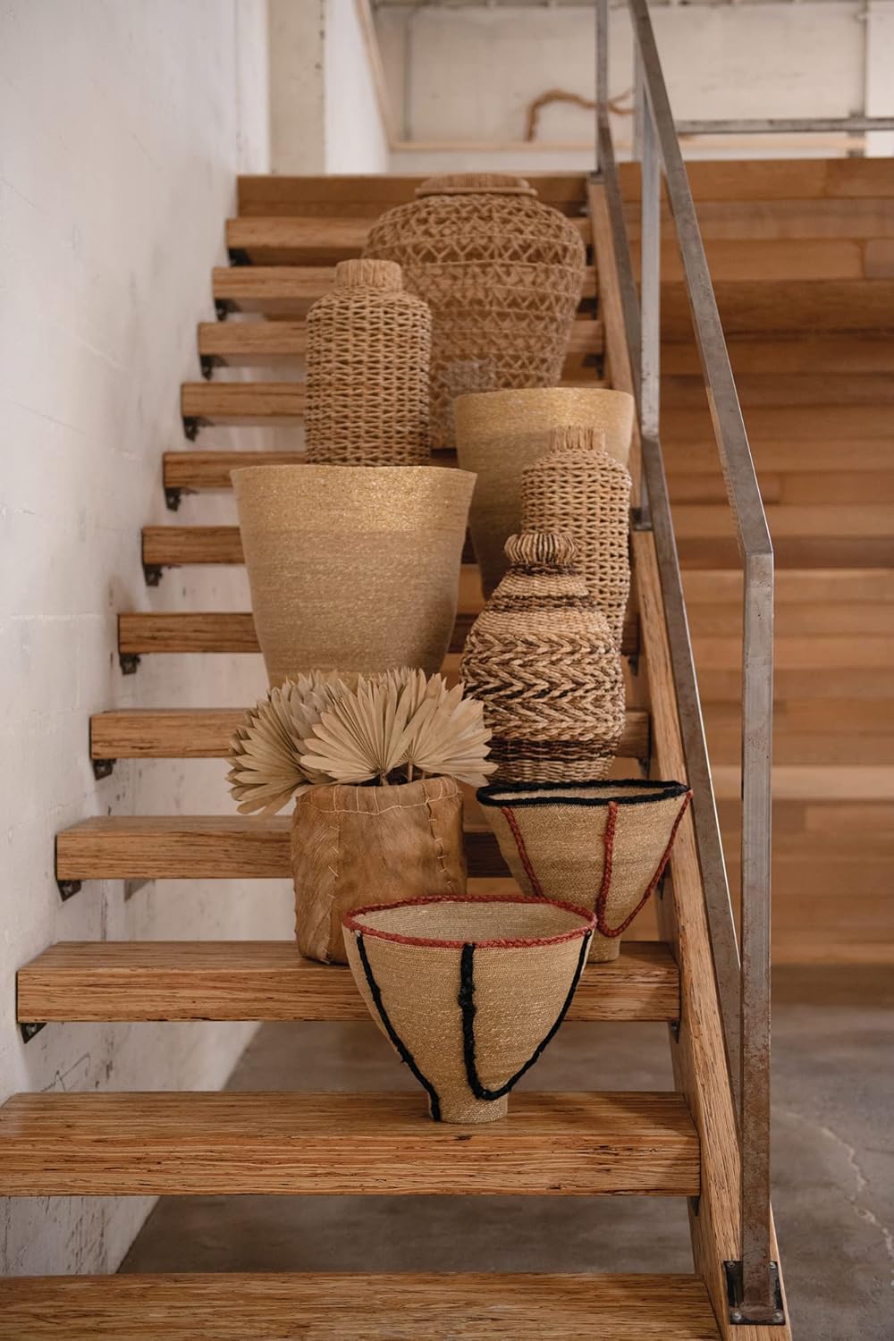 Creative Co-Op Jarrón de piso de ratán y jacinto de agua tejido a mano de 30 pulgadas de alto, beige