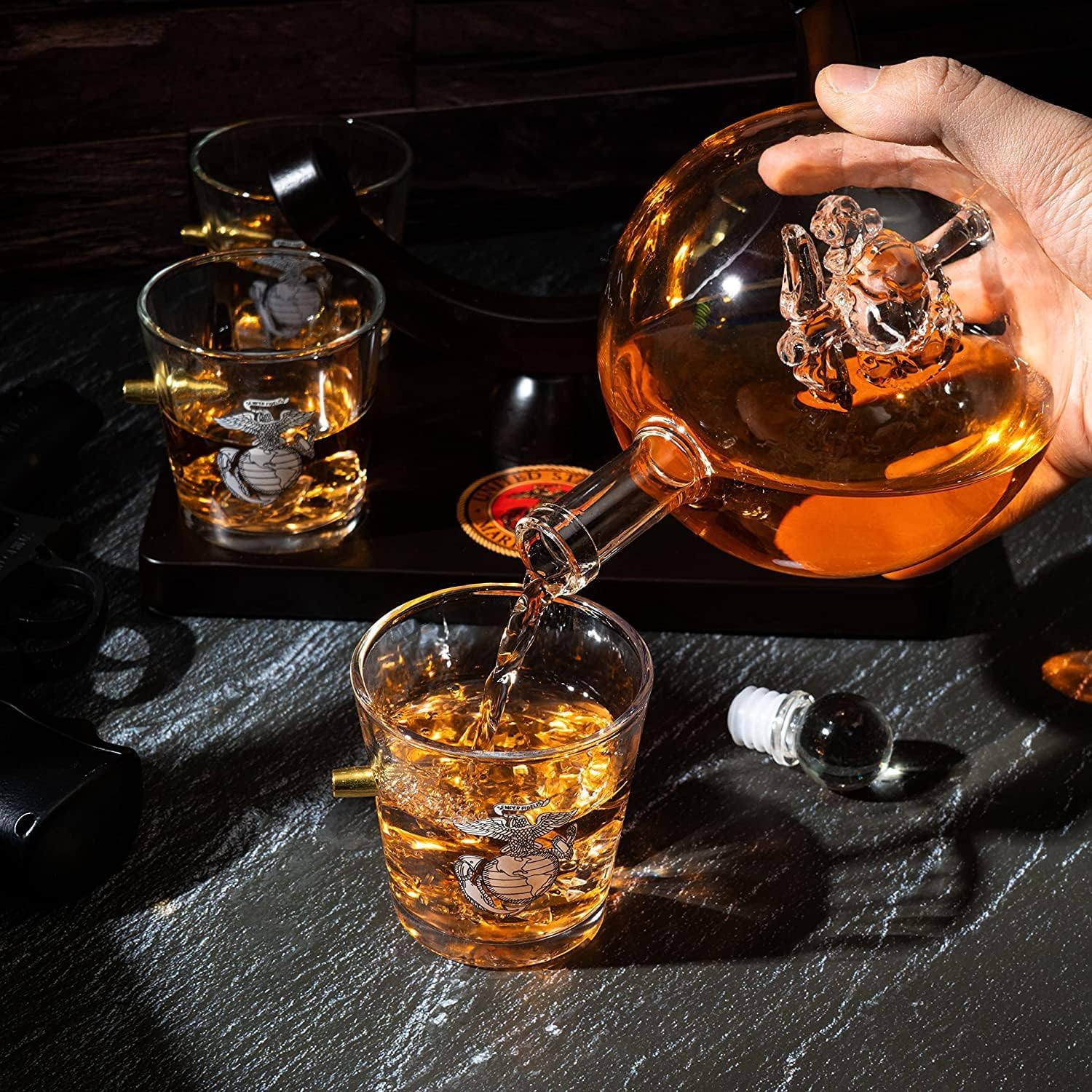 U.S. Marine Globe – Juego de decantador de whisky con 4 vasos de licor, juego de regalo para veteranos marinos con base de madera de caoba y