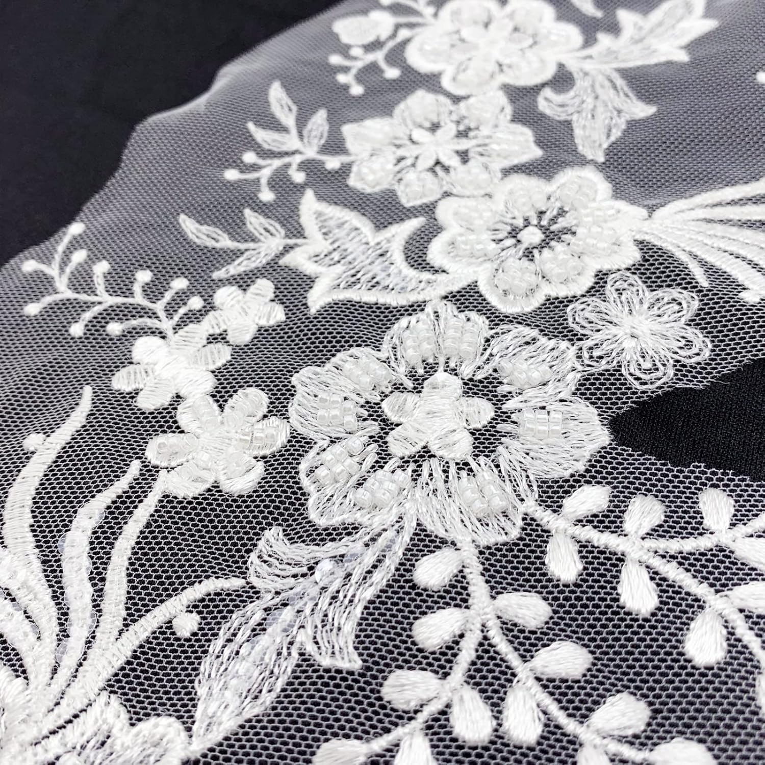 Bordado de flores 3D con ribete de encaje, cuentas de lentejuelas blancas, parches bordados florales para coser en apliques para vestido de novia,
