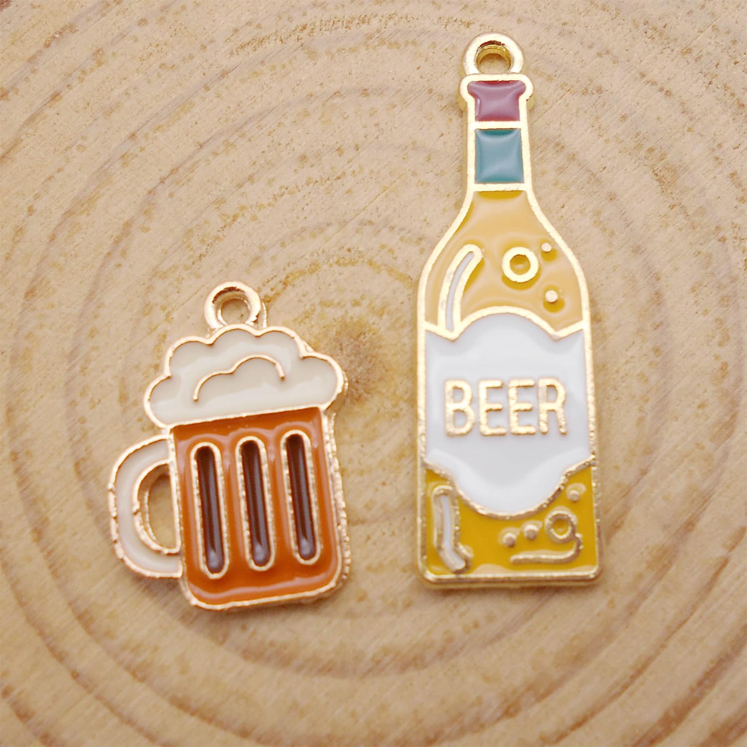 20 piezas surtidas de esmalte para botella de cerveza, dije de taza de botella de cerveza en tono dorado, aleación de alcohol, llavero colgante para