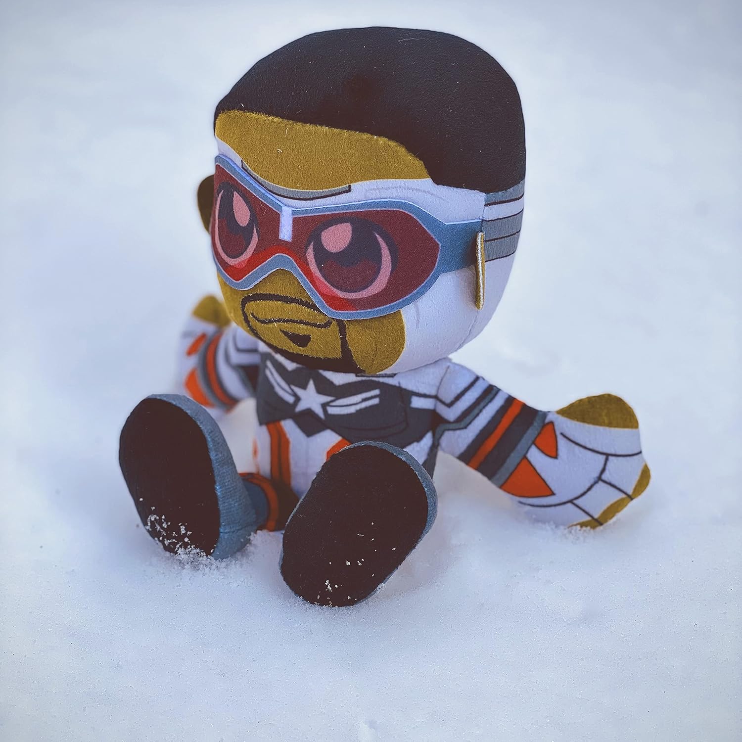 Bleacher Creatures Marvel Capitán América (Falcon Cap) Peluche de 8 pulgadas Kuricha sentado  Juguete suave inspirado en Chibi