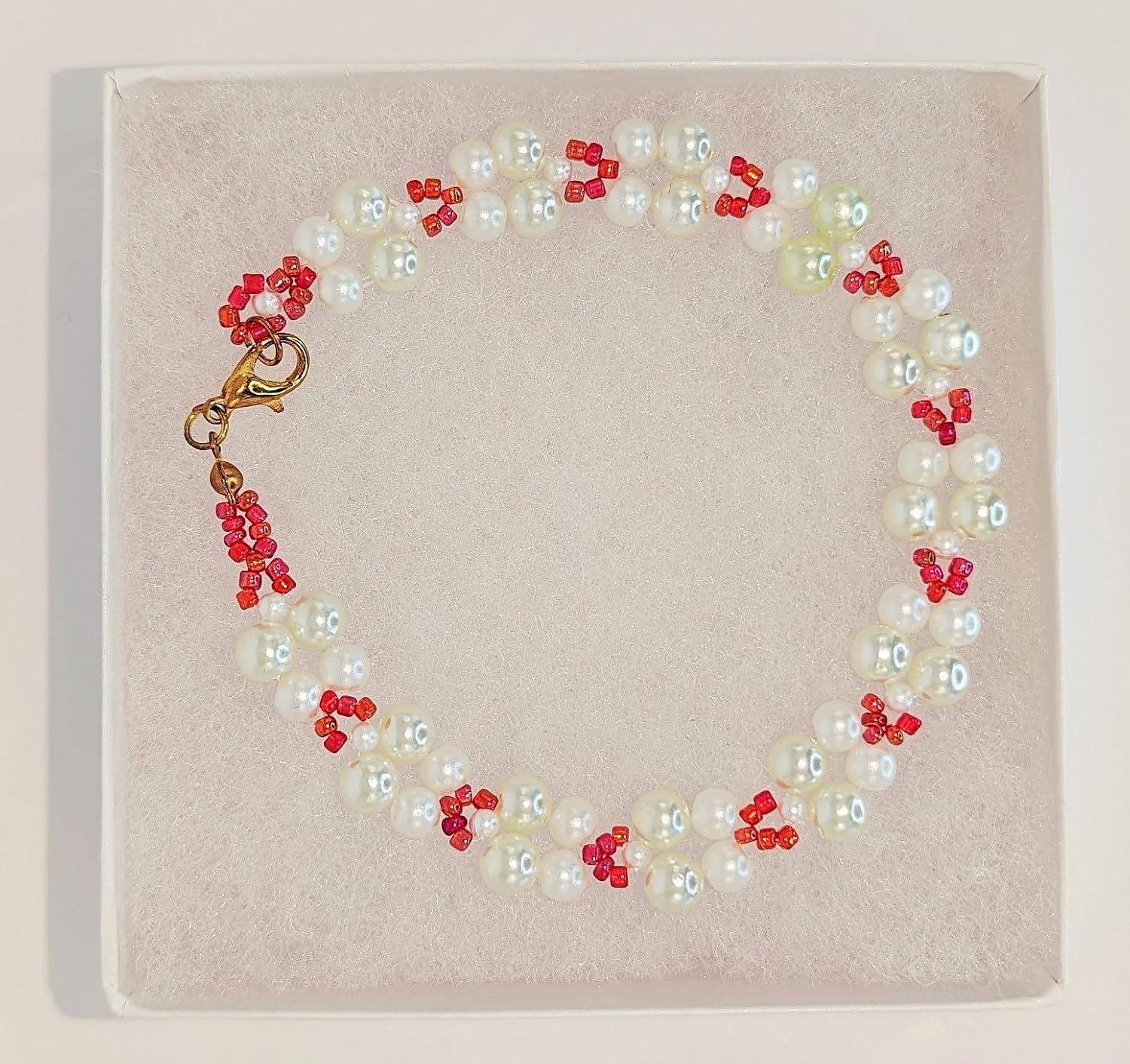 Elegante brazalete para dama hecho a mano de perlas fantasia y cuentas de vidrio de 9″ de largo, ideal para regalo, se envía empaque según muestra.