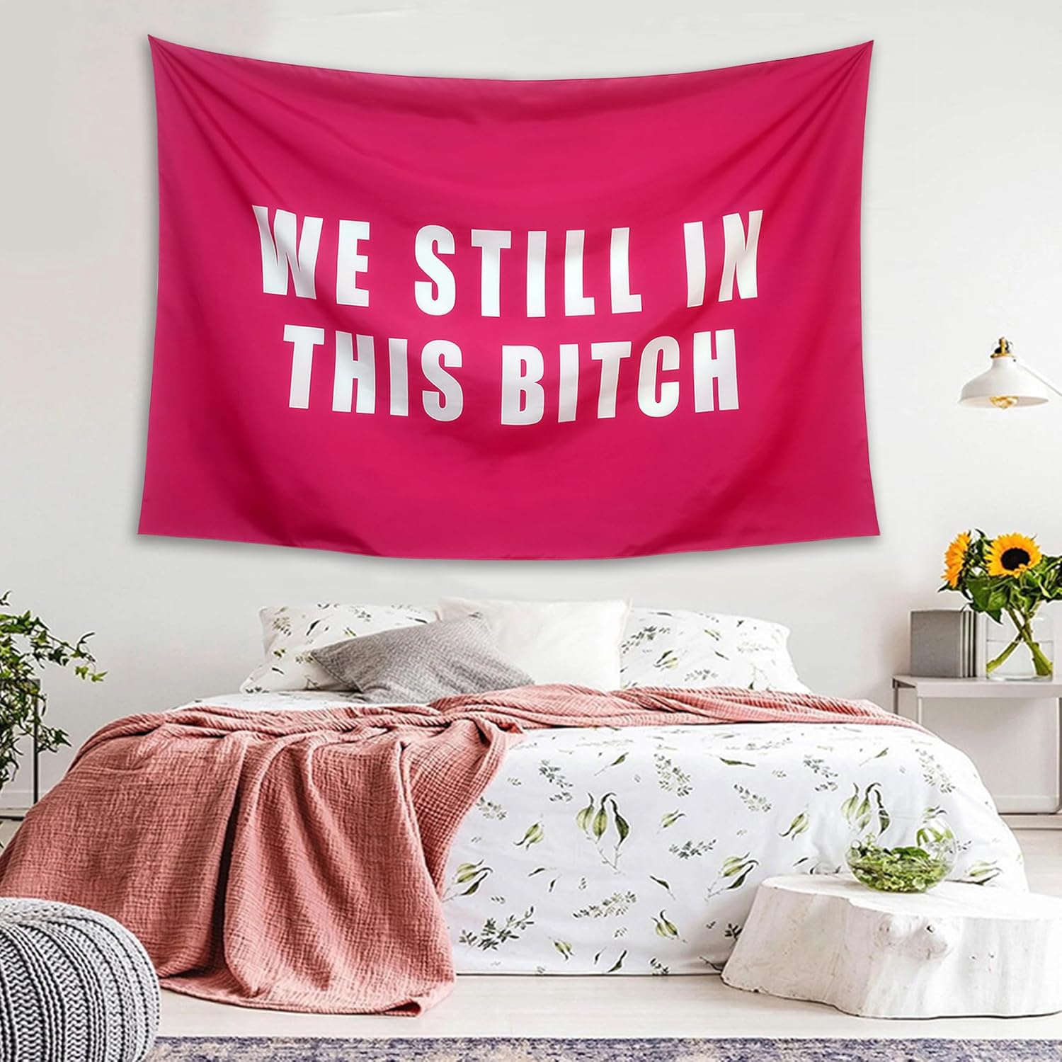 Woveruco Divertido tapiz rosa con Jared Hip Hop con texto en inglés “We Still in This B*tch”, tapiz de pared para colgar en la pared, dormitorio,