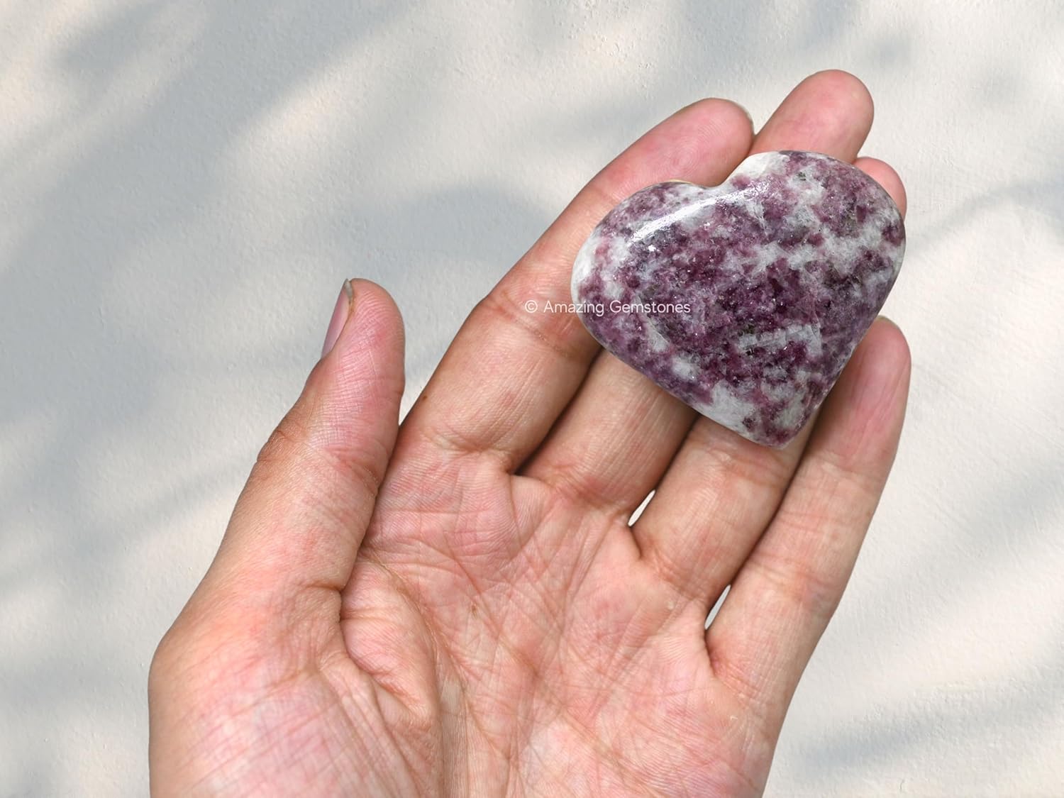 Piedra de palma de corazón de cristal de lepidolita, piedra de preocupación de masaje de bolsillo para equilibrio natural de chakras del cuerpo,