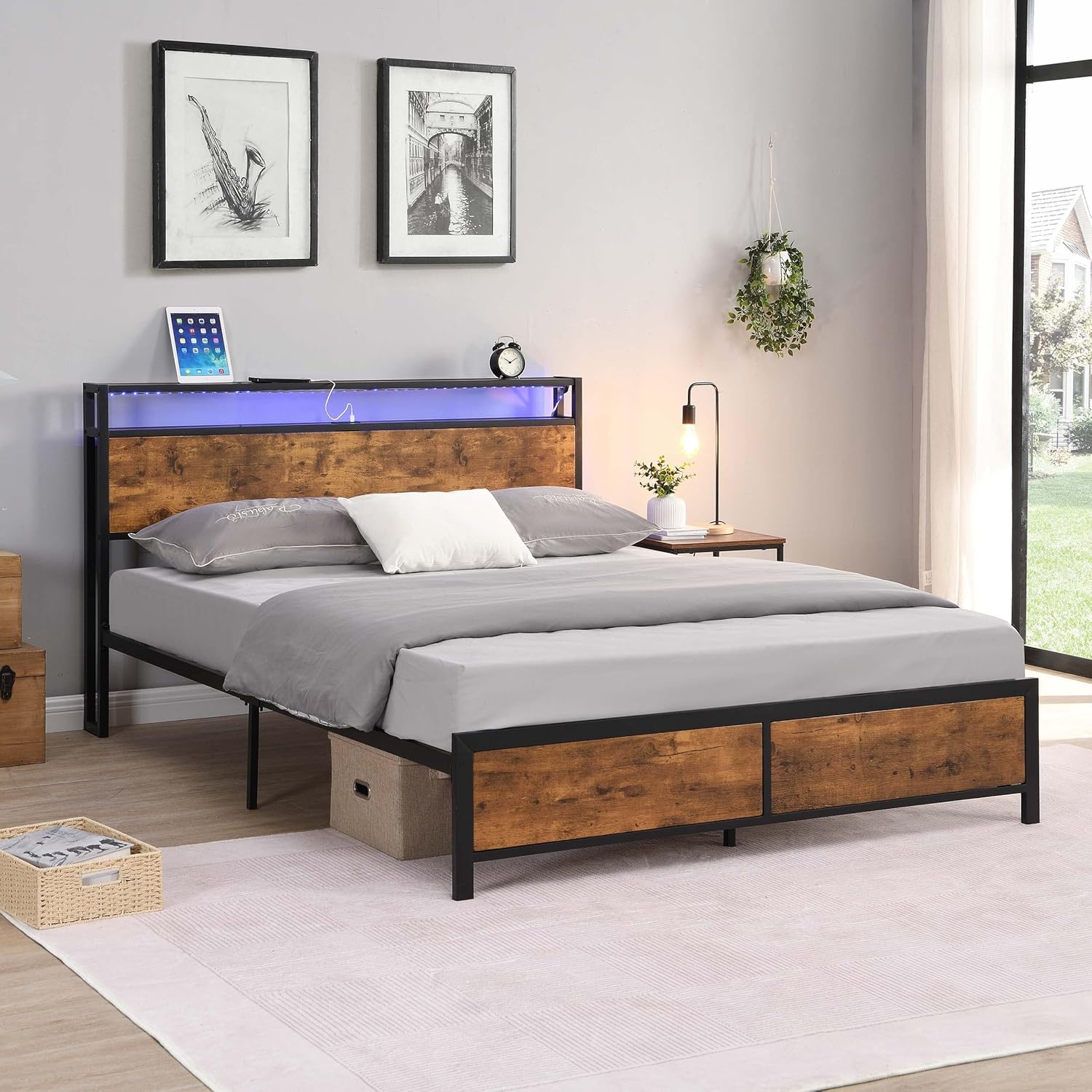 Base de cama Queen con luces LED y 2 puertos USB, base de cama de metal industrial tamaño Queen con cabecera de madera de almacenamiento de 2