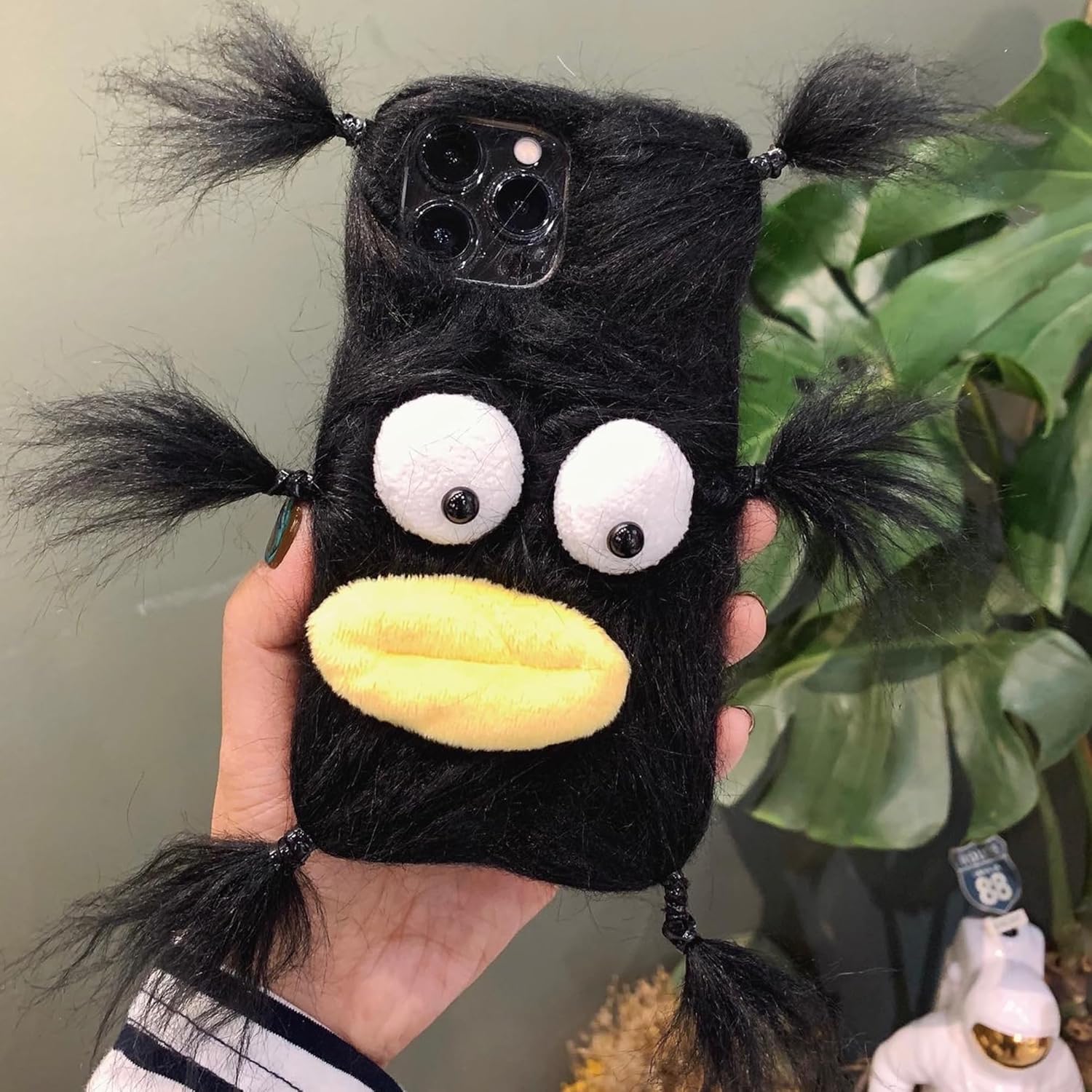 Funda de felpa negra para iPhone 13 Pro Max, linda funda protectora de invierno de pelo largo divertido con cara divertida, caricaturas 3D para