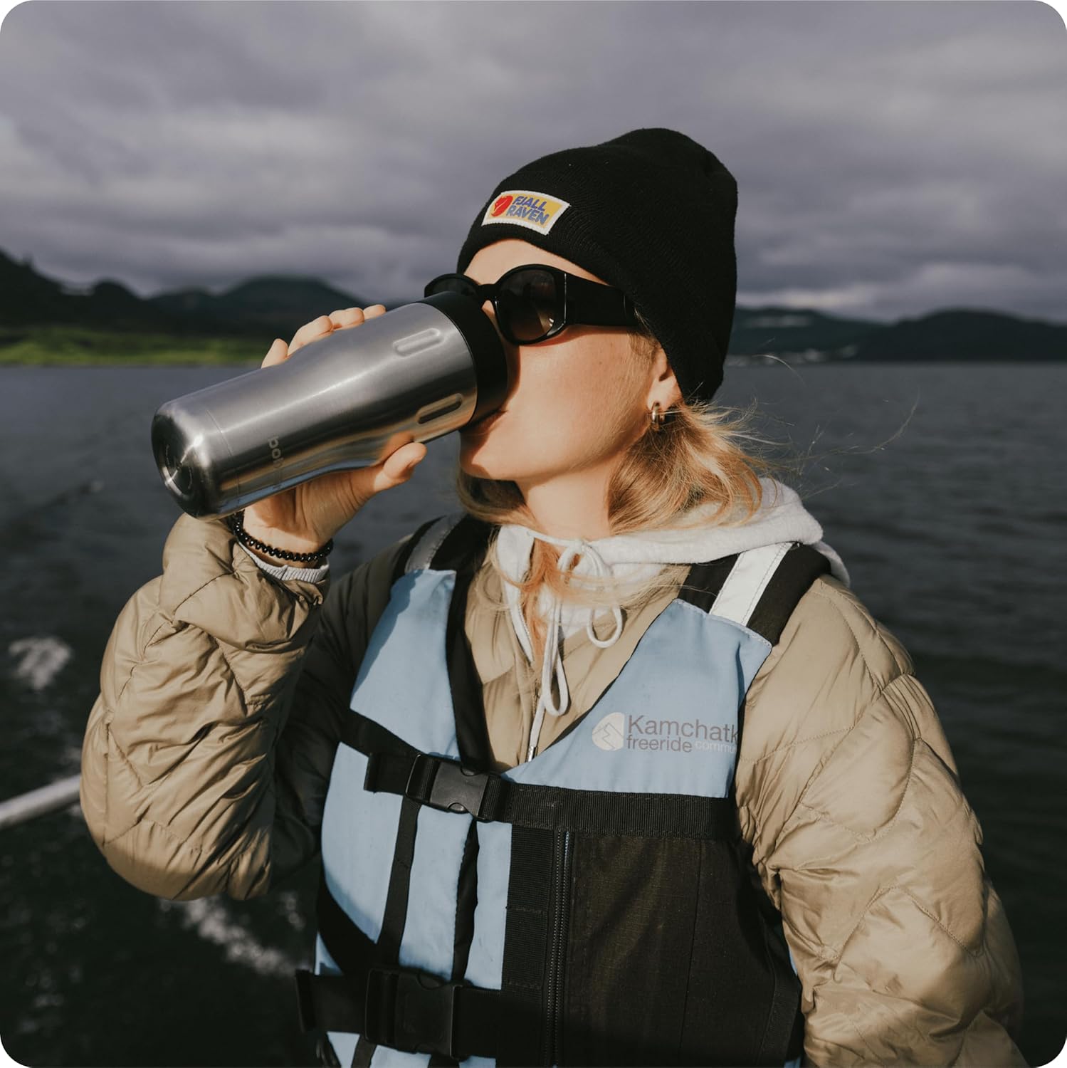Paquete de botella de agua de acero inoxidable aislada al vacío de 26 onzas para bebidas frías y calientes y taza de café de viaje aislada de 16 oz