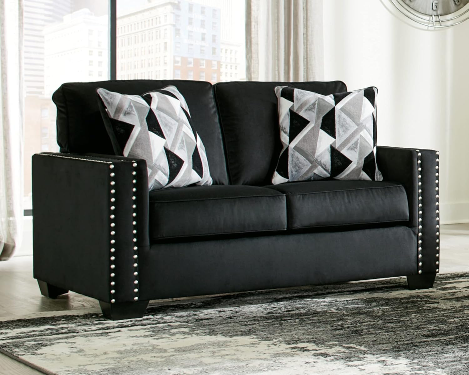 Signature Design by Ashley Gleston Glam – Sofá biplaza con ribete de clavos, color negro