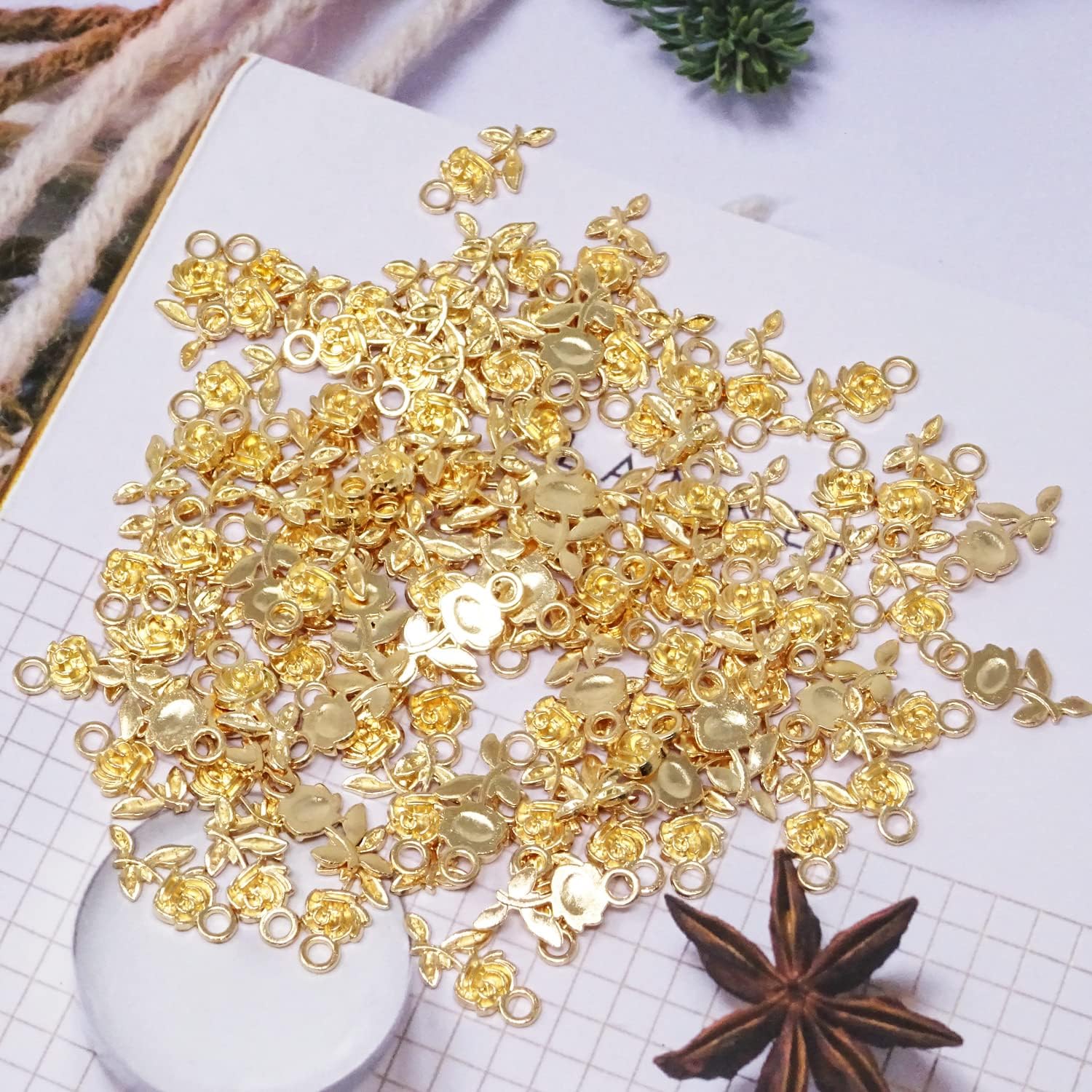 Honbay 100 colgantes de aleación de rosas para hacer joyas o manualidades