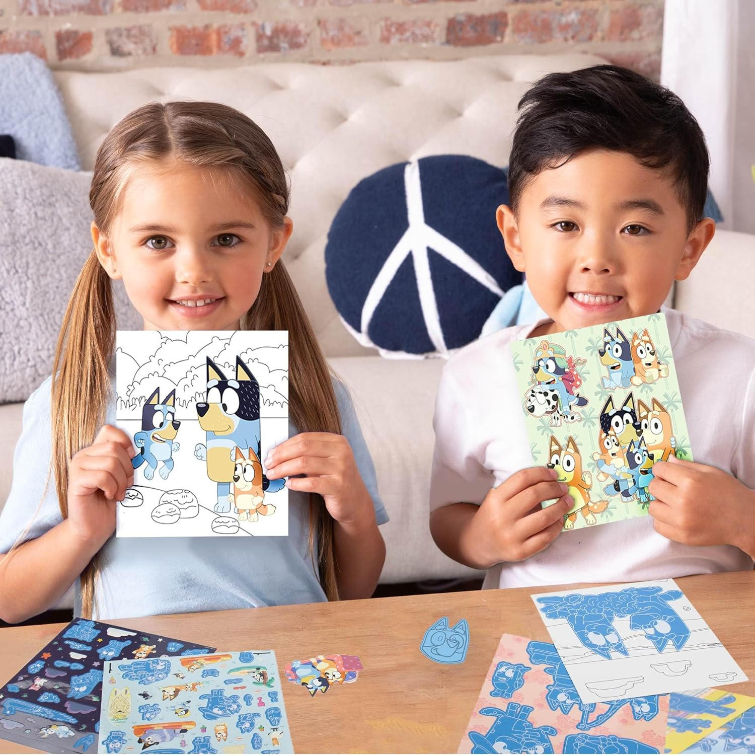 Bluey Scratch ‘n Color Pad, libro de actividades para colorear de 9 páginas, incluye arte para rascar, calcomanías para niños, juguetes Bluey para