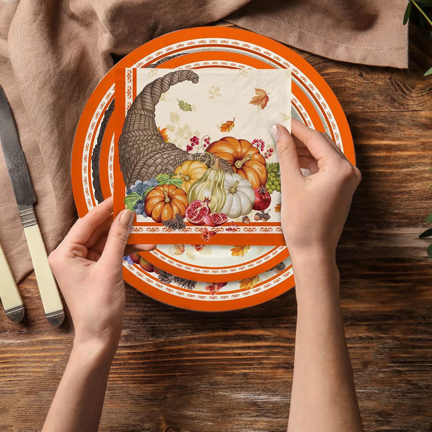 El kit de suministros para fiesta de cosecha de calabaza de otoño incluye platos de papel desechables Cornucopia, platos de postre y servilletas