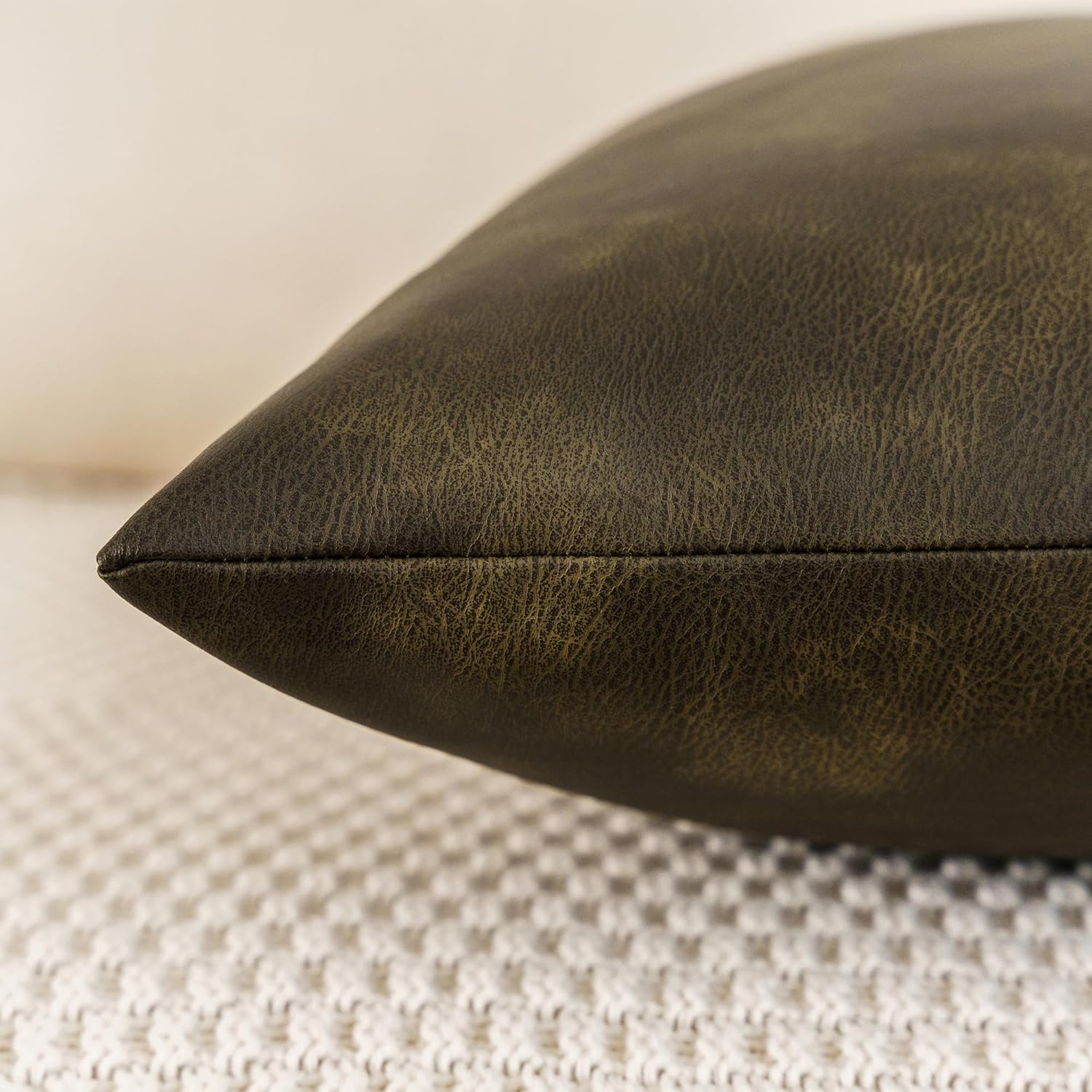 Juego de 2 fundas de almohada decorativas de piel sintética de color verde oliva, 24 x 24 pulgadas, fundas de almohada modernas de estilo bohemio