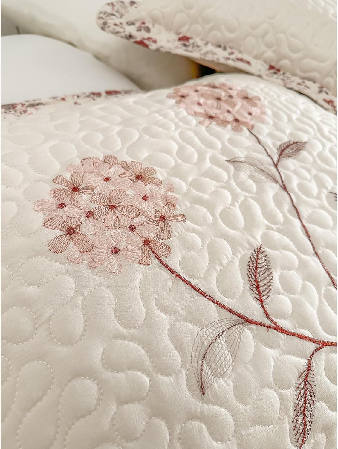 BrylaneHome Colcha bordada Margaret – King, rosa