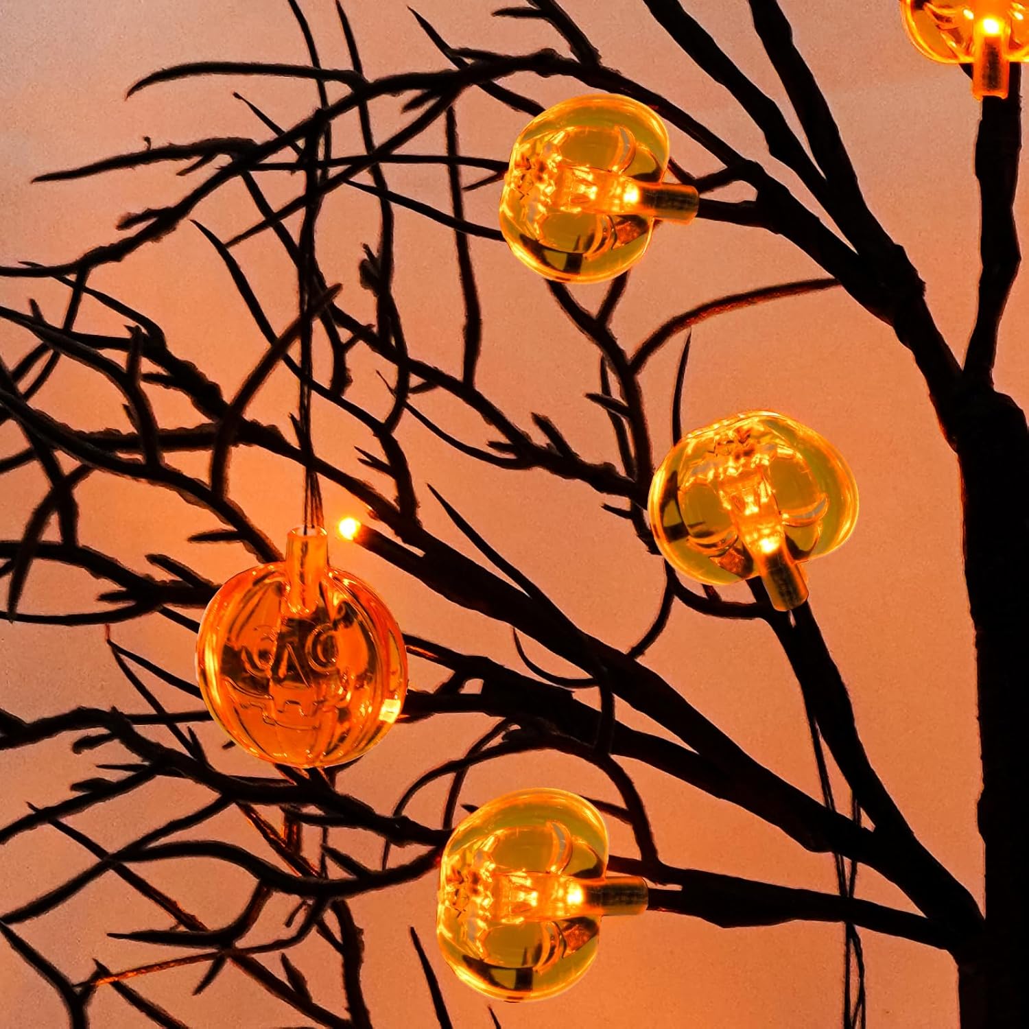 Paquete de 2 árboles negros de Halloween de 24 pulgadas con temporizador, árbol de mesa iluminado con pilas de 24 luces LED con 12 luces naranja