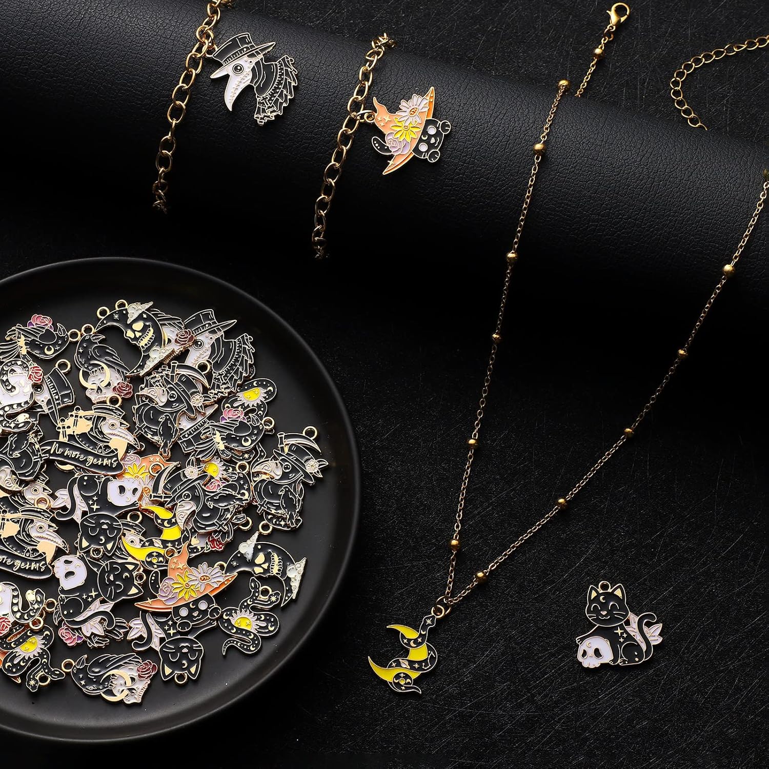 Sasylvia 48 dijes de Halloween para fabricación de joyas, dijes góticos negros, incluyen 12 estilos de cuervo, calavera, serpiente, gato, luna para