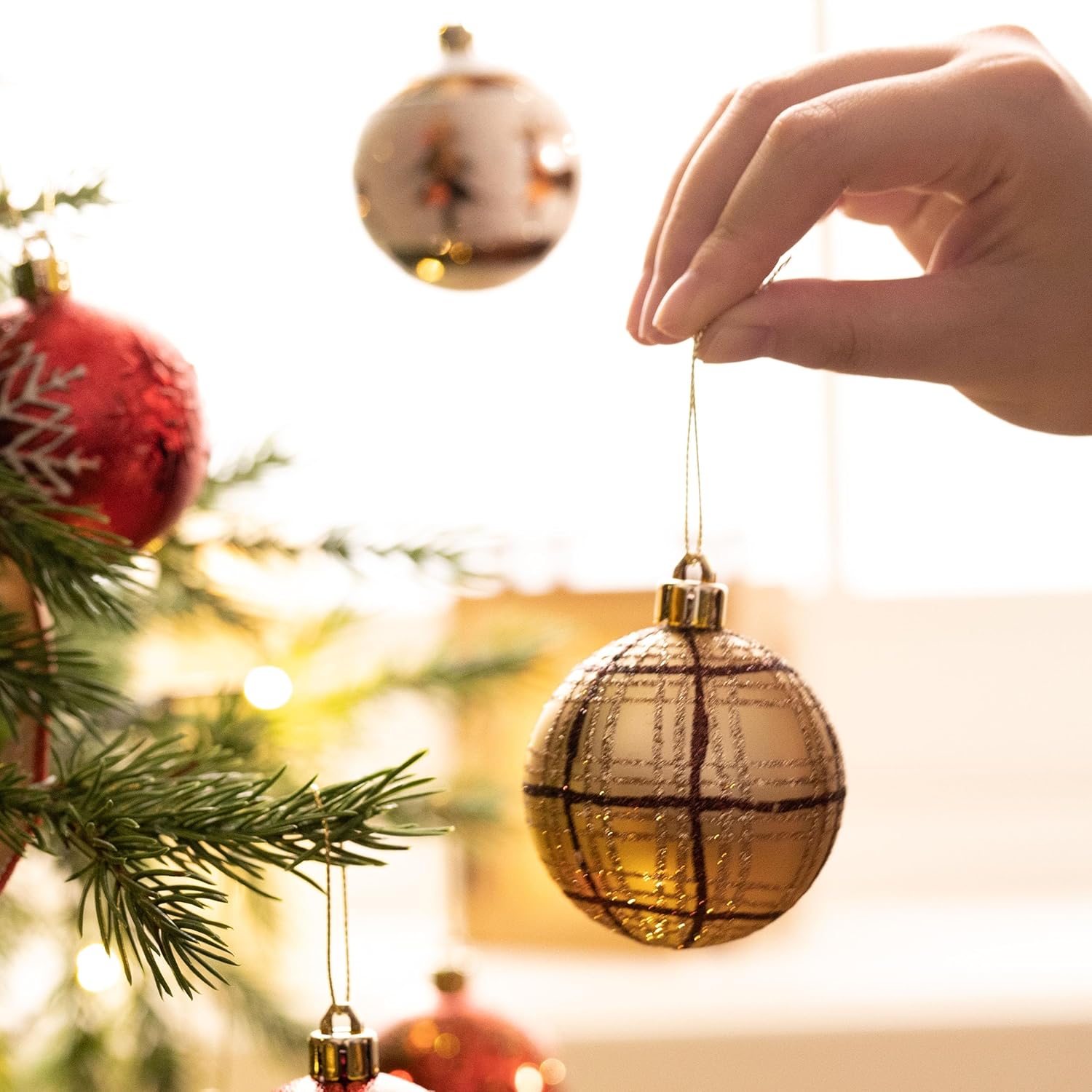 Valery Madelyn Adornos de bola de Navidad, juego de decoración de árbol de Navidad inastillable de cobre rojo y blanco de 16 quilates, adornos