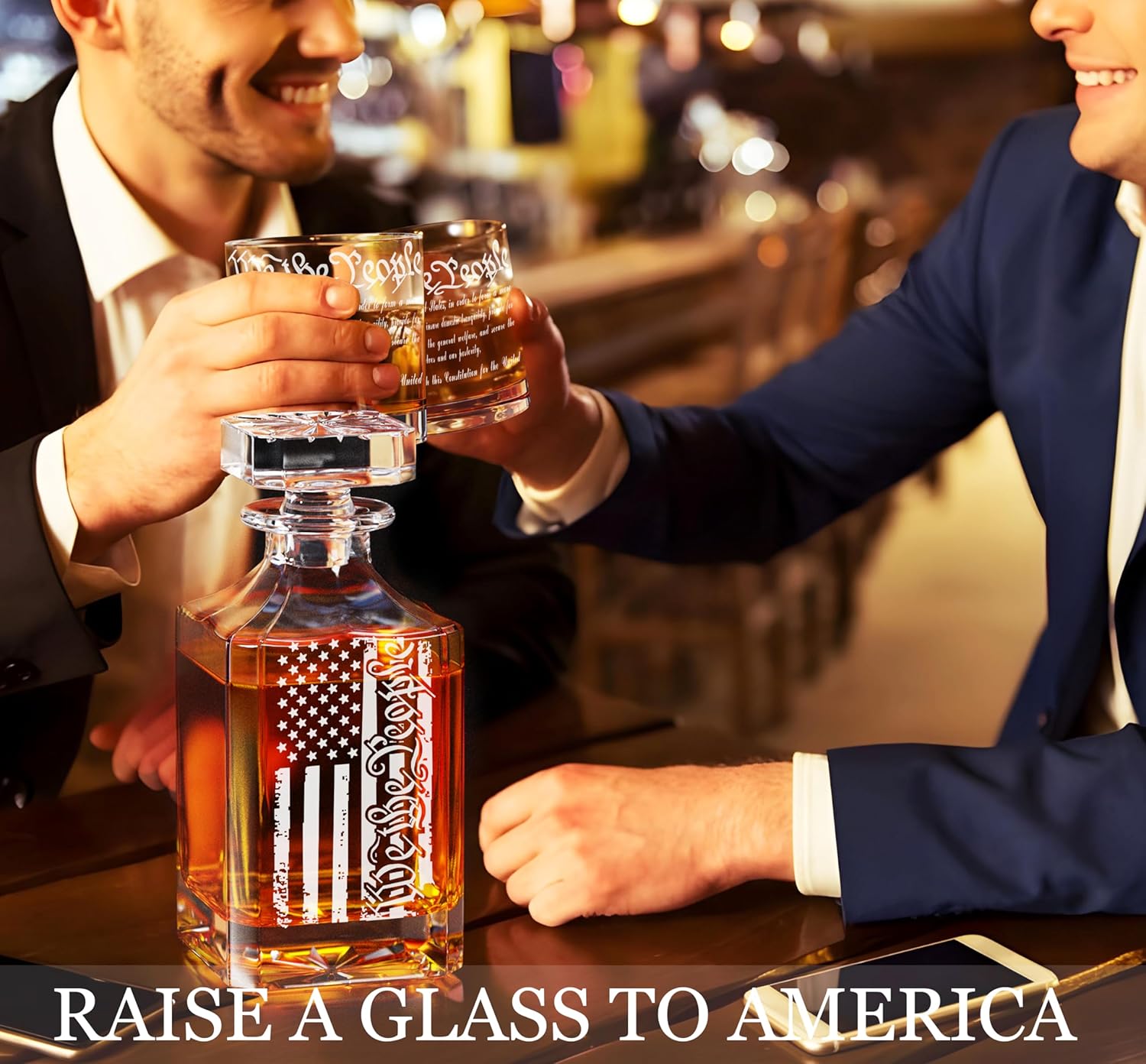 Juego de decantador de whisky para hombres, juego de decantador We The People con gafas, decantador de bandera estadounidense grabada para licor y