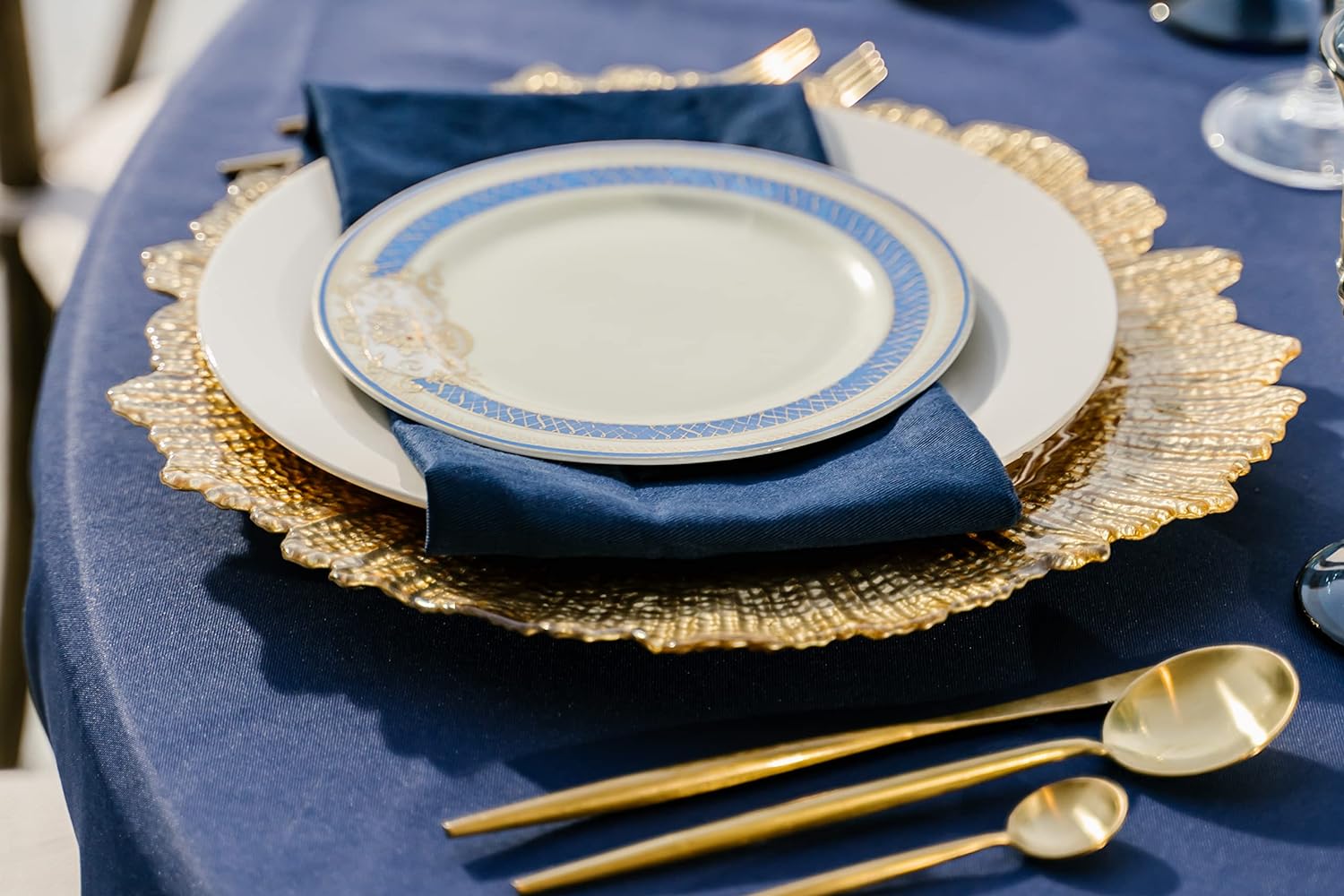 Simply Elegant Plato cargador de plástico con borde de filigrana  Placa de servicio para fiestas, cenas, bodas, quinceañeras y eventos, 13 pulgadas
