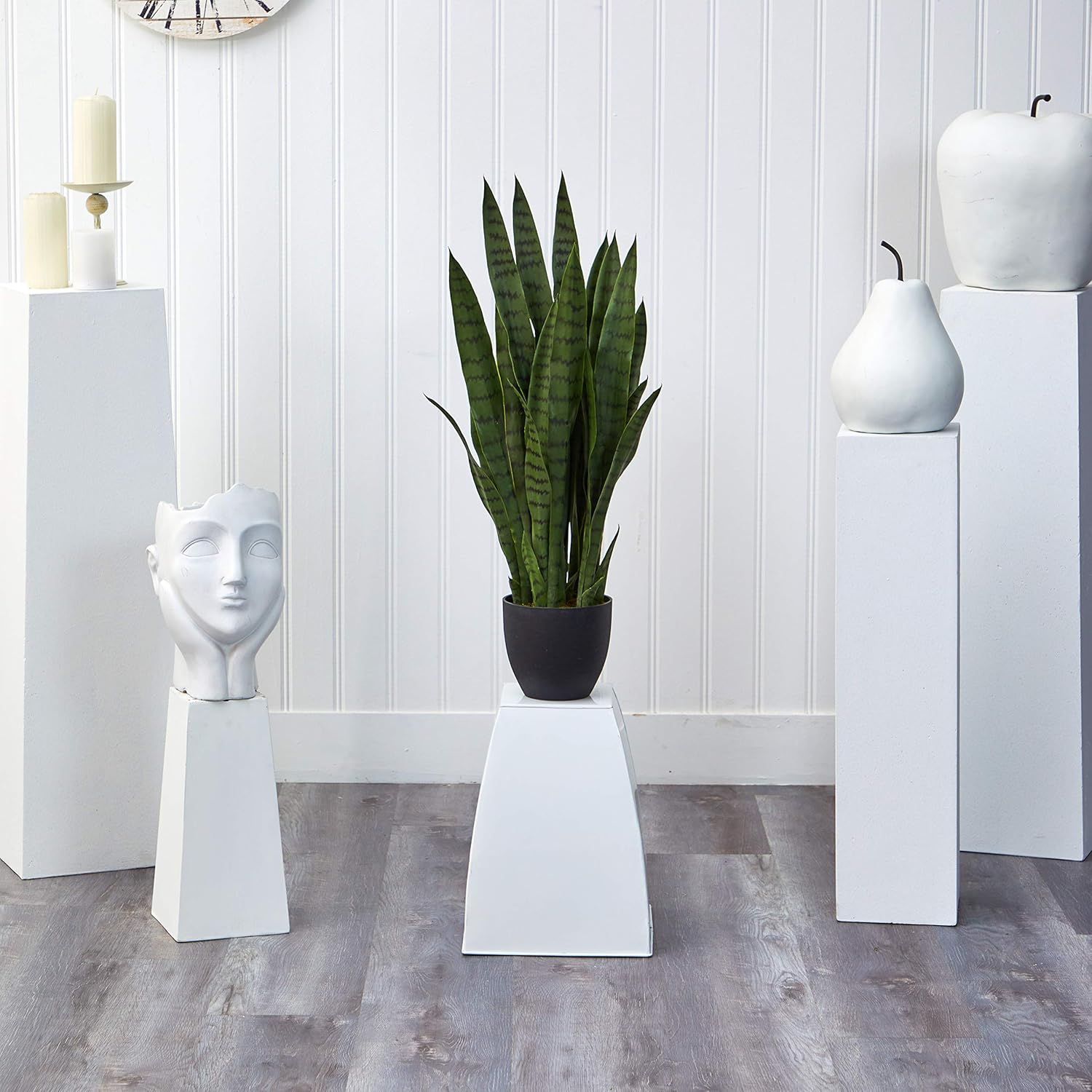 Nearly Natural Sansevieria con maceta negra y palmera de caña dorada de 4 pies