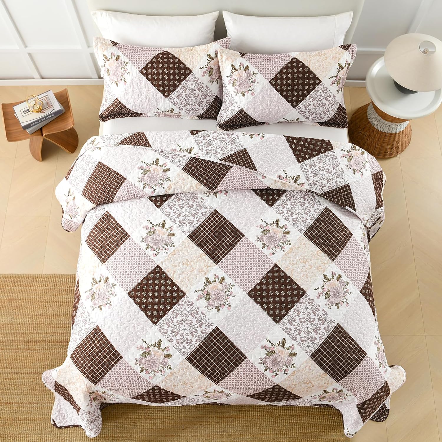 Dinjoy Juego de edredón de retazos a cuadros florales, tamaño King, juego de ropa de cama reversible marrón y rosa, colcha ligera de microfibra
