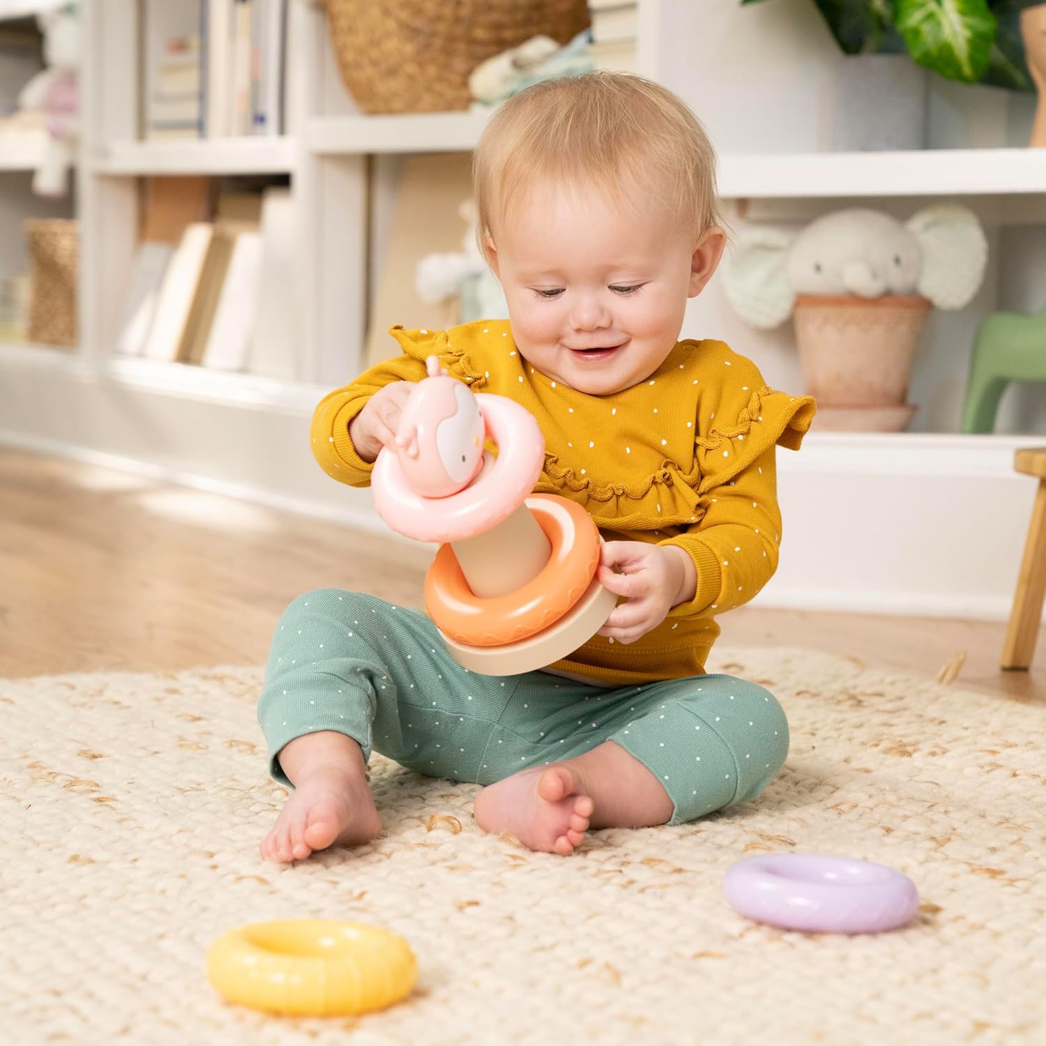 INGENUITY ity Cutie Stacks, 4 anillos sin BPA, soporte de madera sintética, decoración de búho, unisex, para edades de 6 meses en adelante – Nally