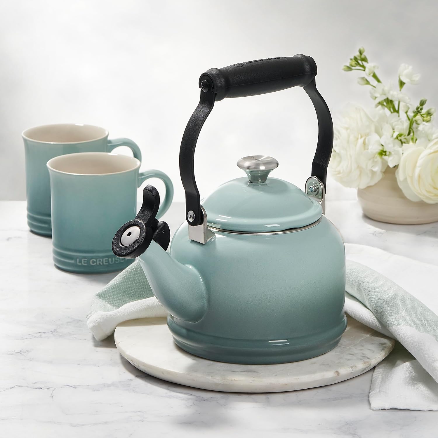 Le Creuset Juego de 2 tazas de esmalte en acero con acabados metálicos y cerámica, 1.25 cuartos de galón de agua y (2) tazas de 14 onzas, sal marina