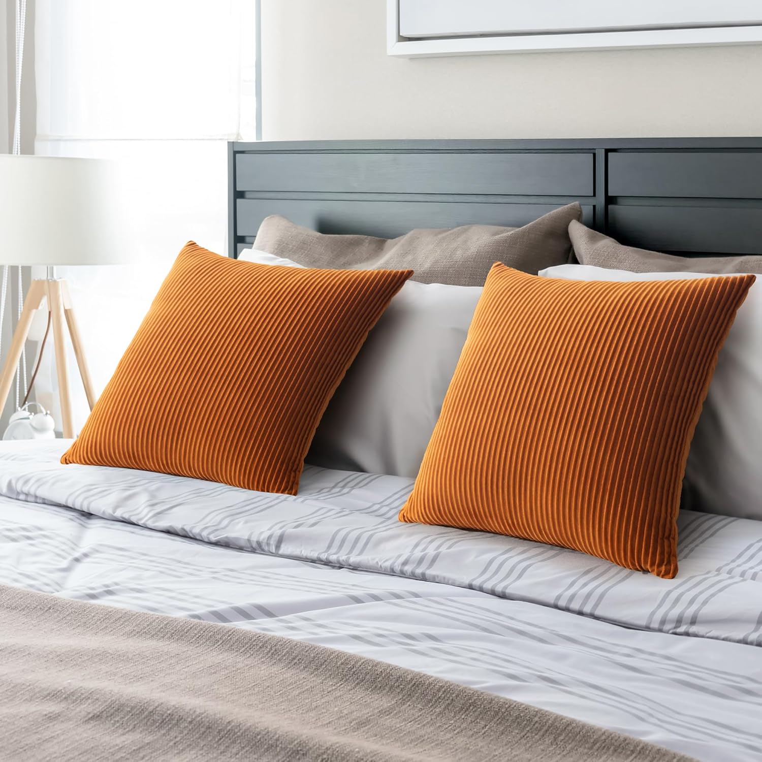 YCOLL Juego de 2 fundas de almohada naranja quemado de 20 x 20 pulgadas con patrón de rayas de terciopelo, almohadas suaves para decoración del