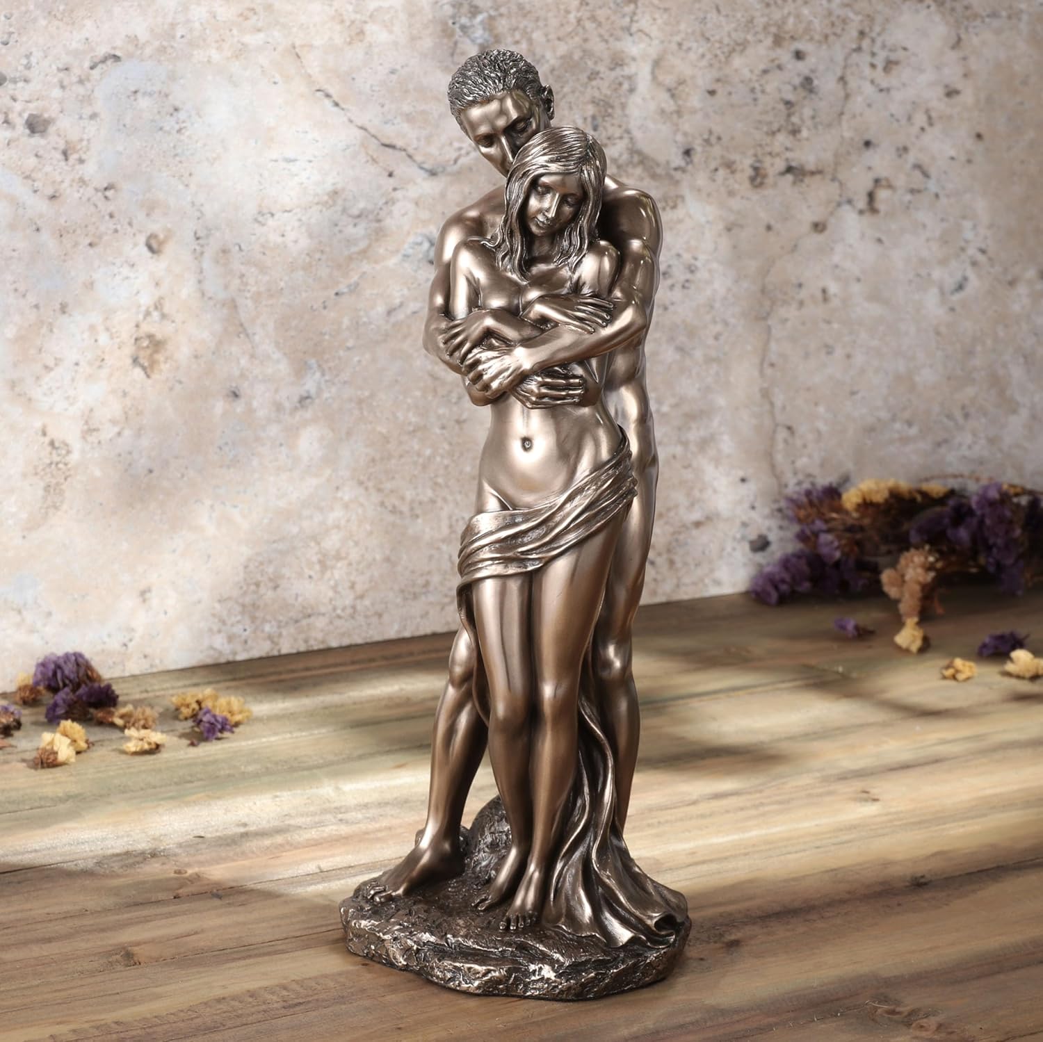 Veronese Design Los amantes de 11 pulgadas abrazan la escultura del final del bronce antiguo de la resina del molde en frío