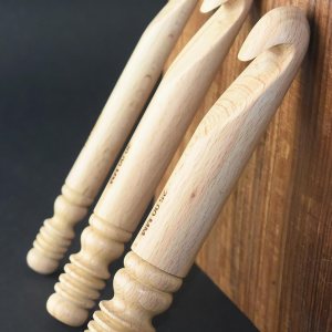 Juego de 3 ganchos de ganchillo grandes, ganchos de hilo de madera con asas ergonómicas de agarre suave, enormes ganchos de ganchillo para mantas Juego de 3 ganchos de ganchillo grandes, ganchos de hilo de madera con asas ergonómicas de agarre suave, enormes ganchos de ganchillo para mantas