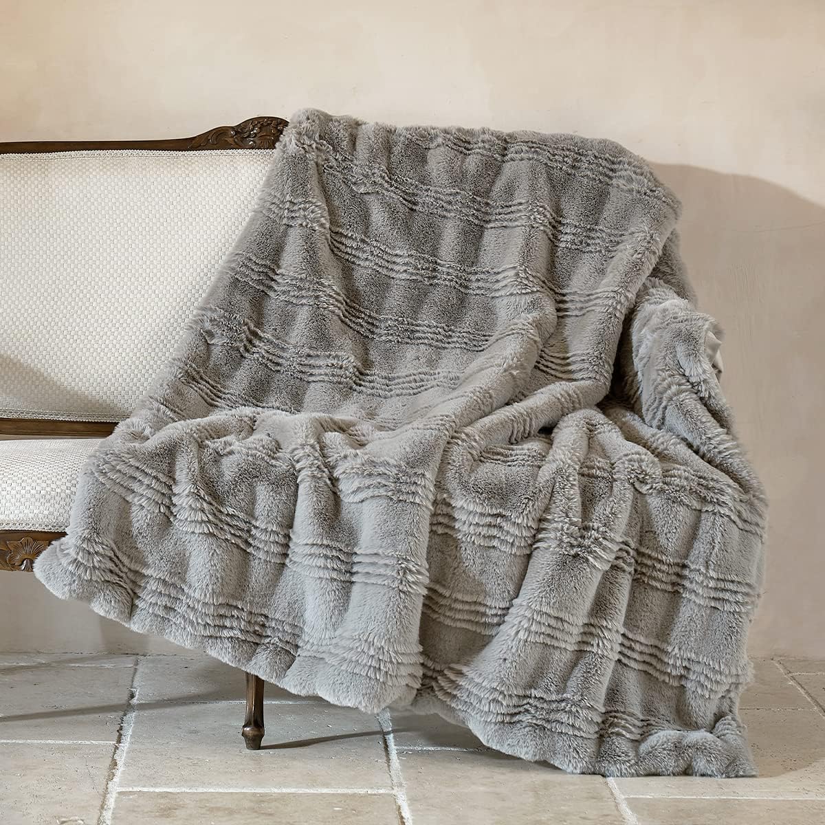 Amélie Home Manta de lujo de piel sintética, 630 GMS, felpa ultra gruesa y mullida con manta de forro polar suave reversible, manta decorativa y