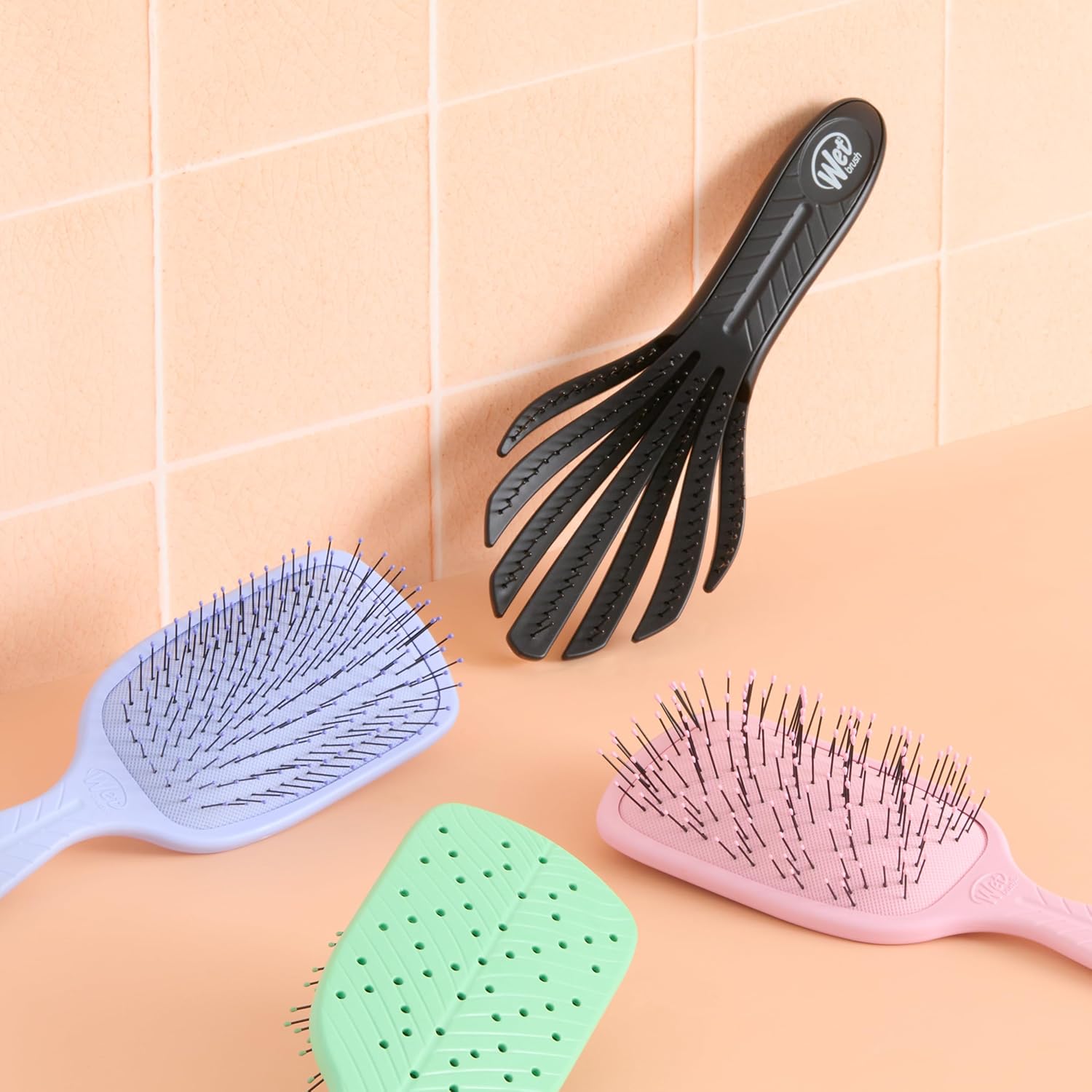 Wet Brush Go Green Curl – Cepillo desenredante para el cabello, color negro, cerdas desenredantes ultrasuaves IntelliFlex que se deslizan a través