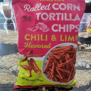Trader Joe’s Rolled Corn Tortilla Chips Chili & Lime Peso neto 9 oz (255g) Sin coloración artificial (paquete de 1) Trader Joe’s Rolled Corn Tortilla Chips Chili & Lime Peso neto 9 oz (255g) Sin coloración artificial (paquete de 1)