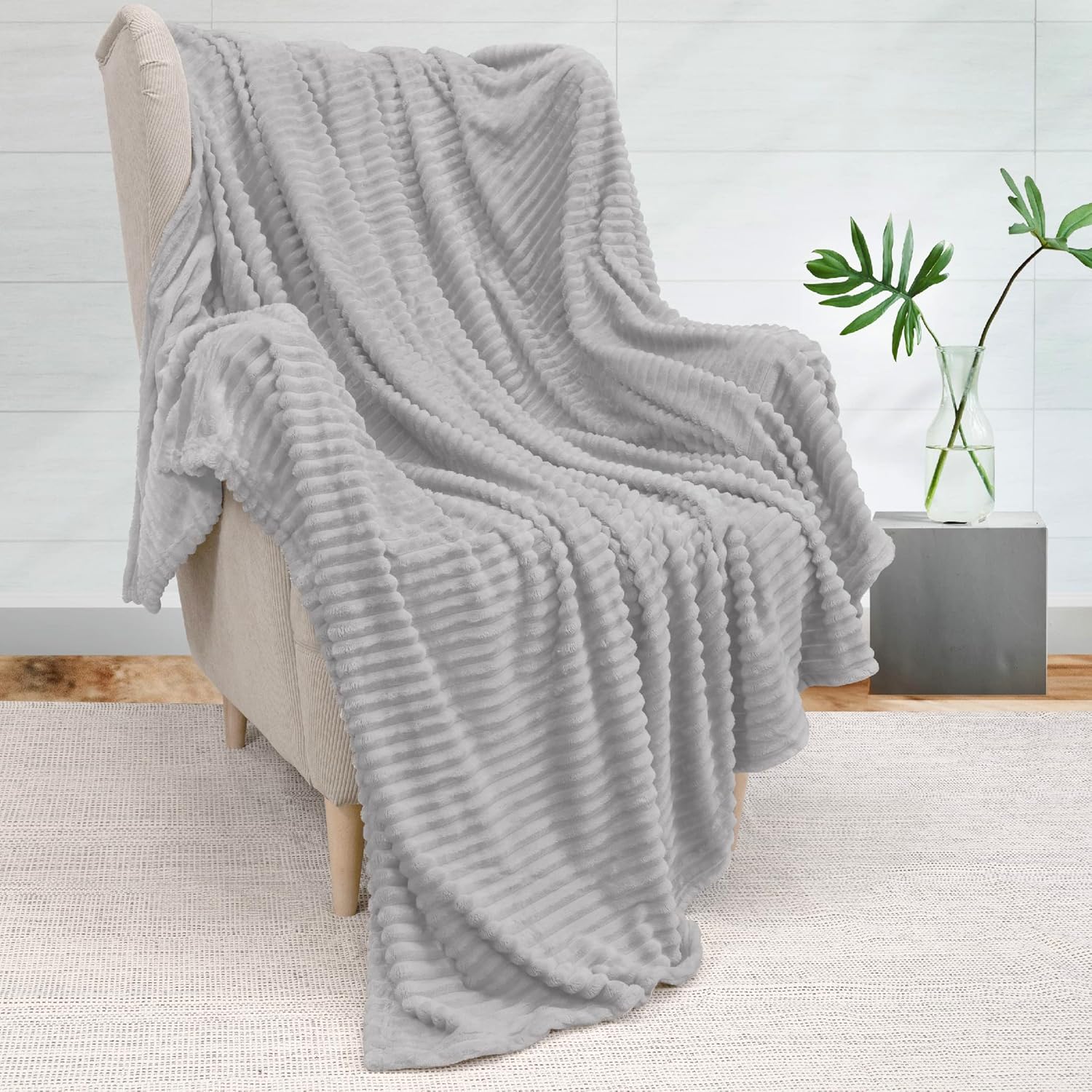 PAVILIA Manta de vellón suave para cama King, color gris claro, manta de franela de felpa mullida, cálida y acogedora manta de microfibra acanalada