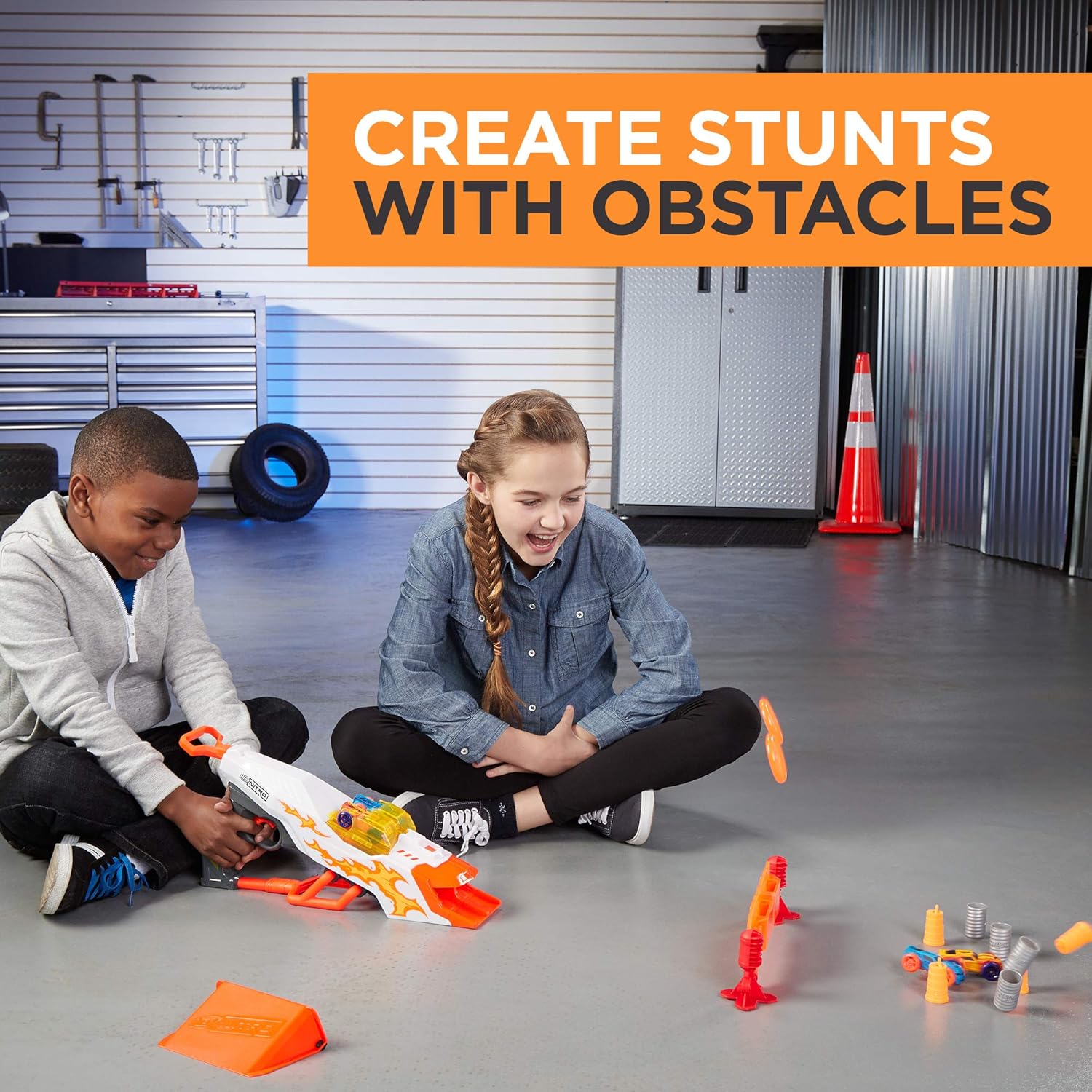NERF Doubleclutch Inferno Nitro Toy incluye blaster, 4 coches de cuerpo de espuma, doble objetivo reactivo, doble rampa y 8 obstáculos para niños de