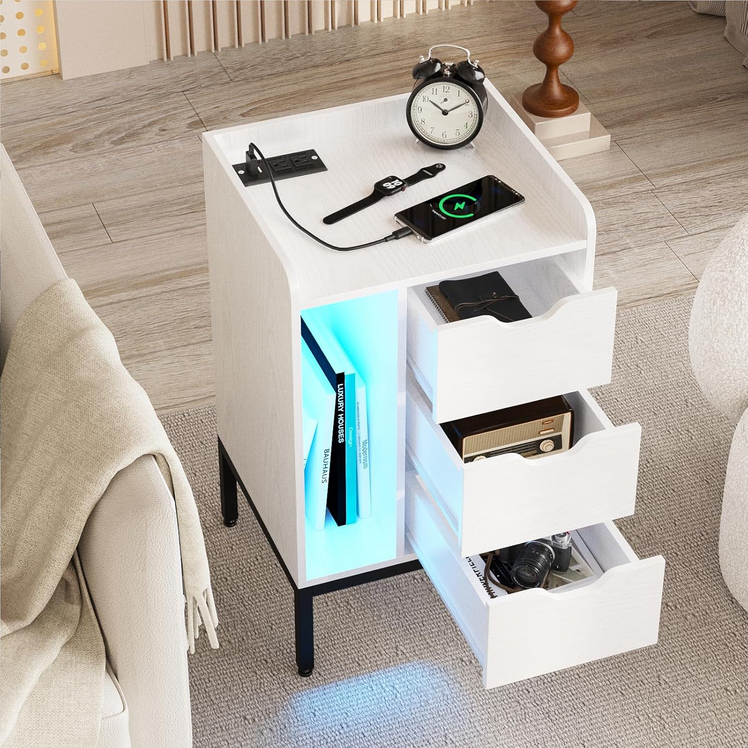 Mesita de noche con estación de carga y luces LED, mesita de noche blanca con tomas de corriente, mesa auxiliar de diseño moderno con 3 cajones,