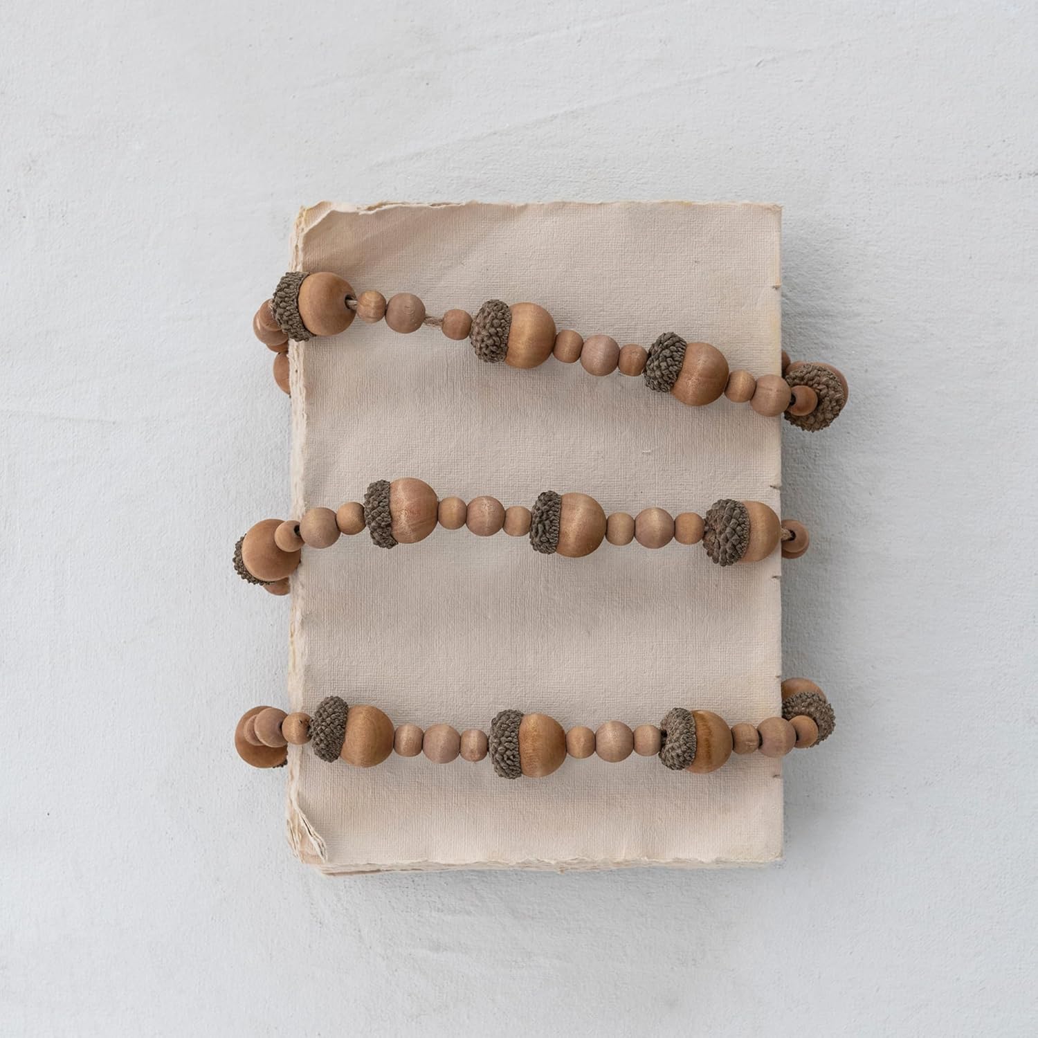 Creative Co-Op, Guirnalda de bellota y cuentas de madera de Paulownia marrón