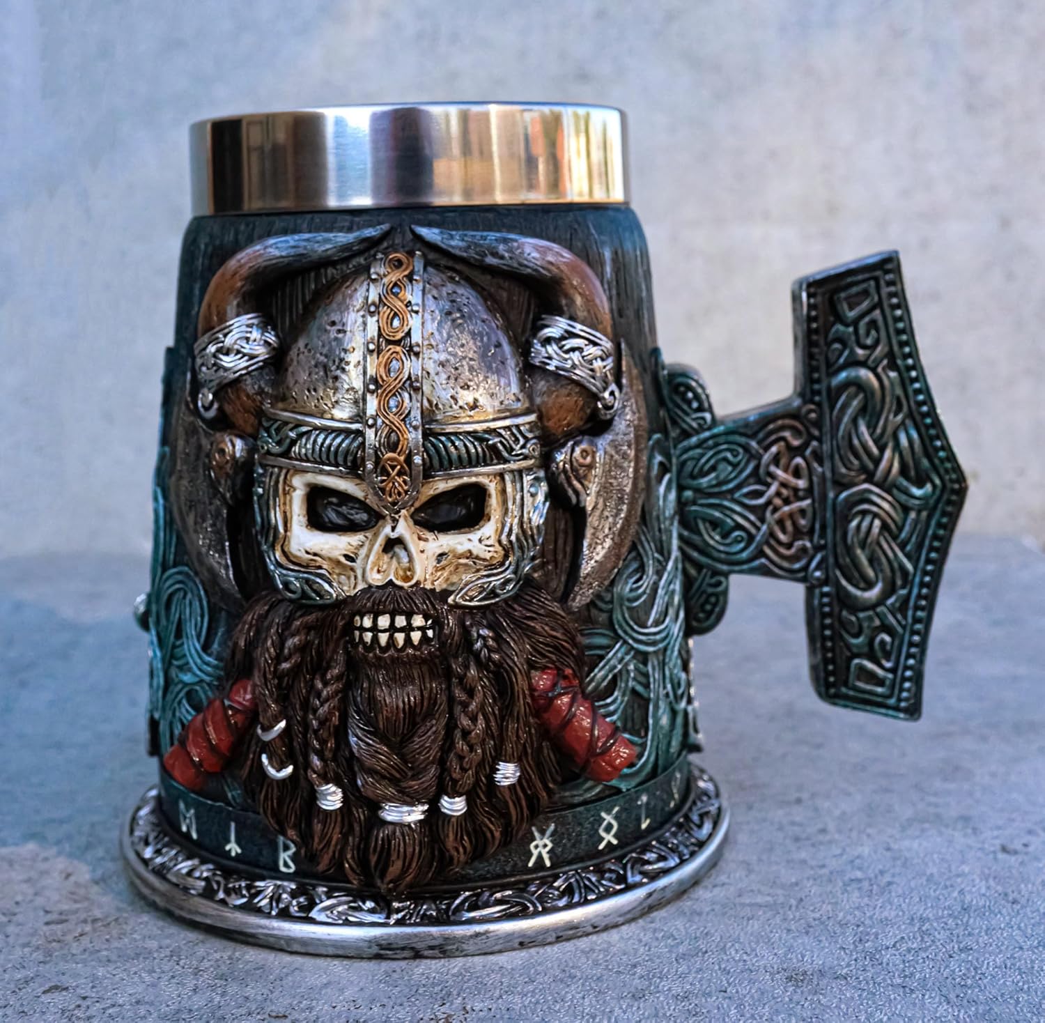 Ebros Gift Mitología nórdica gótica vikinga cráneo Ragnar Danegeld Warrior con casco de cuernos taza de café con martillo runa mango de nudos, taza