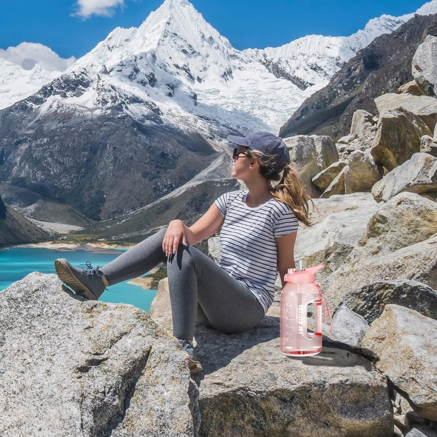 JIMACRO Botella de agua 2 en 1 con popote y tapa para beber, botella de agua deportiva BOTTLED JOY de 2.5 litros con marcas de tiempo y boca ancha,