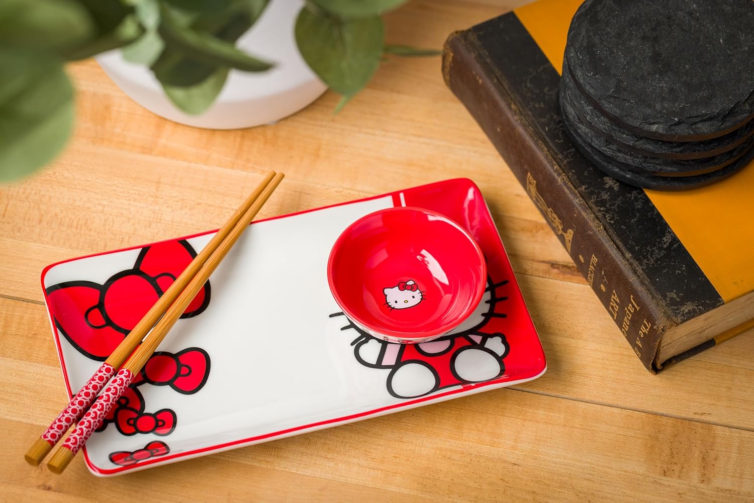 Silver Buffalo Sanrio Hello Kitty – Juego de sushi de cerámica con lazo rojo y blanco con plato de salsa y palillos a juego