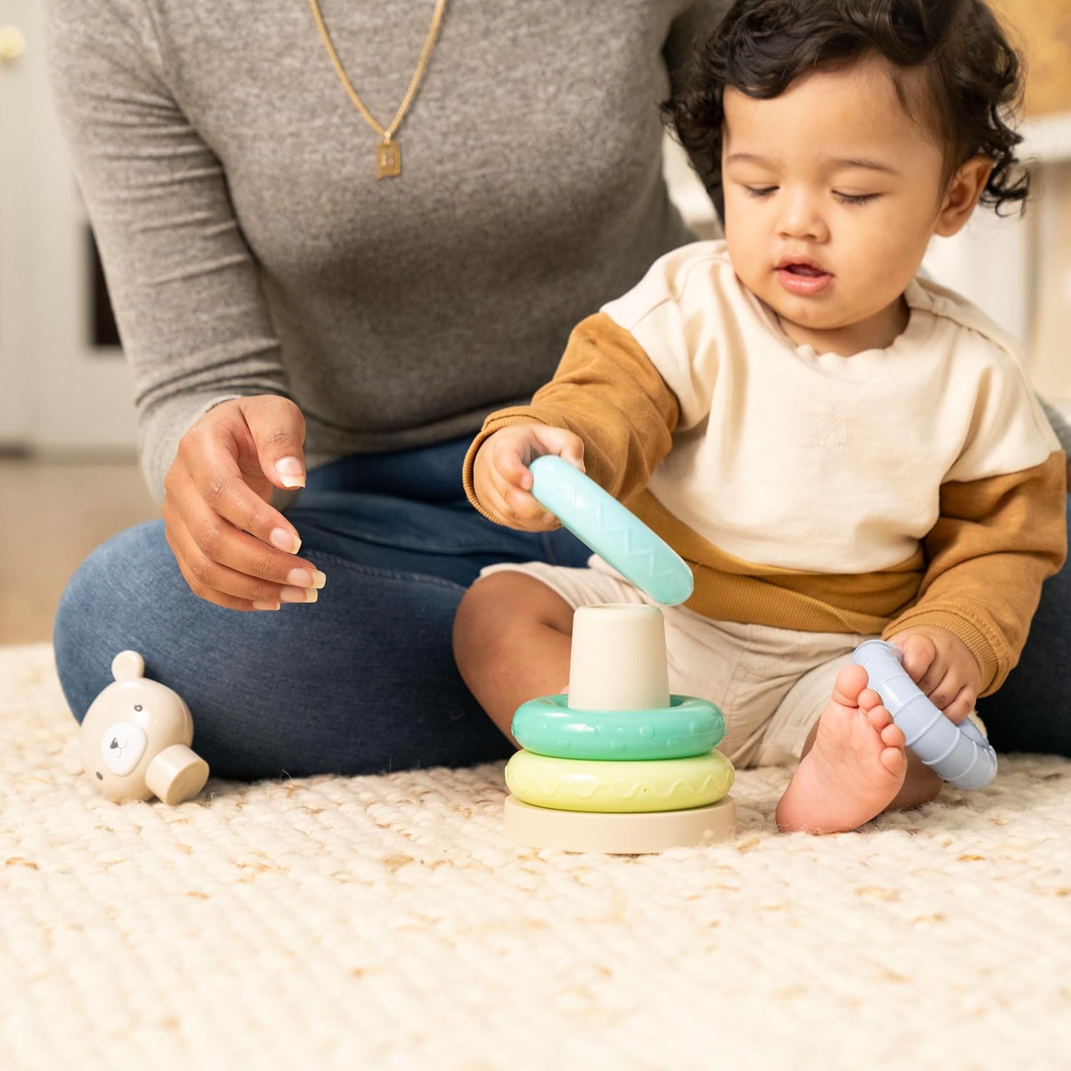 Ingenuity ity by Ingenuity Cutie Stacks, 4 anillos sin BPA, soporte de madera sintética, cubierta de oso, unisex, para edades de 6 meses en adelante