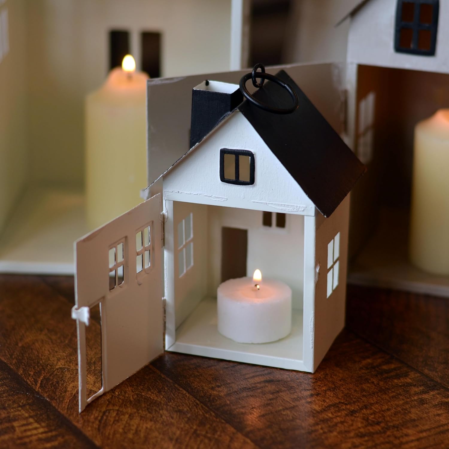 Main Street Town House – Juego de 3 faroles para velas, estilo vintage, techos negros rústicos, paredes blancas, metal, 13.75, 8.25 y 5 pulgadas de